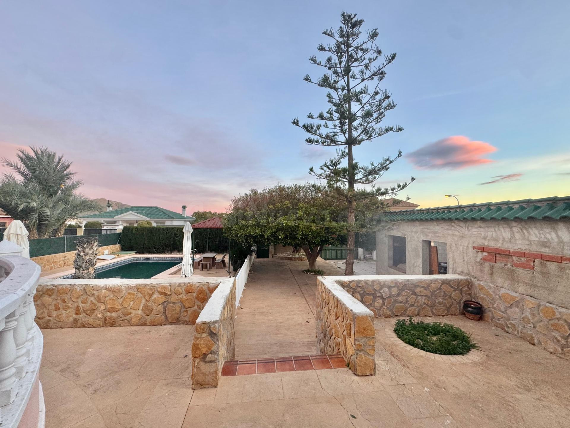 INCREIBLE CHALET A TAN SOLO 5 MIN DE ORIHUELA, CON PISCINA PRIVADA, ZONA DE BARBACOA CON ESPACIO AMPLIO PARA COMPARTIR CON FAMILIARES Y AMIGOS... VISTAS PRIVILEGIADAS A LA MONTAÑA ¡PREGUNTE POR ÉL