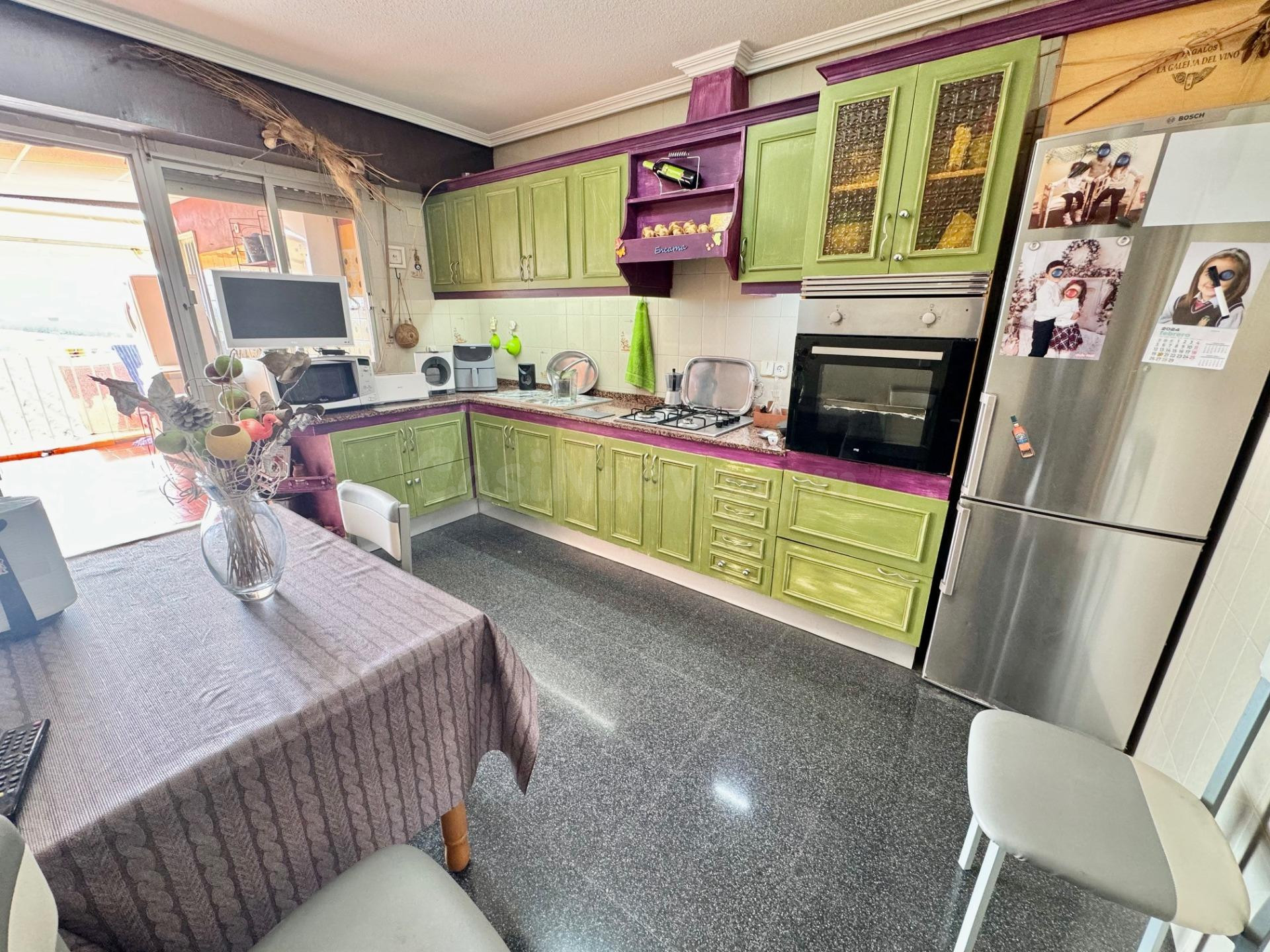 CASA A TAN SOLO 2 MIN DE ORIHUELA CON PARKING PARA VARIOS COCHES, LOCAL PARA NEGOCIO, MUY ECONÓMICA!