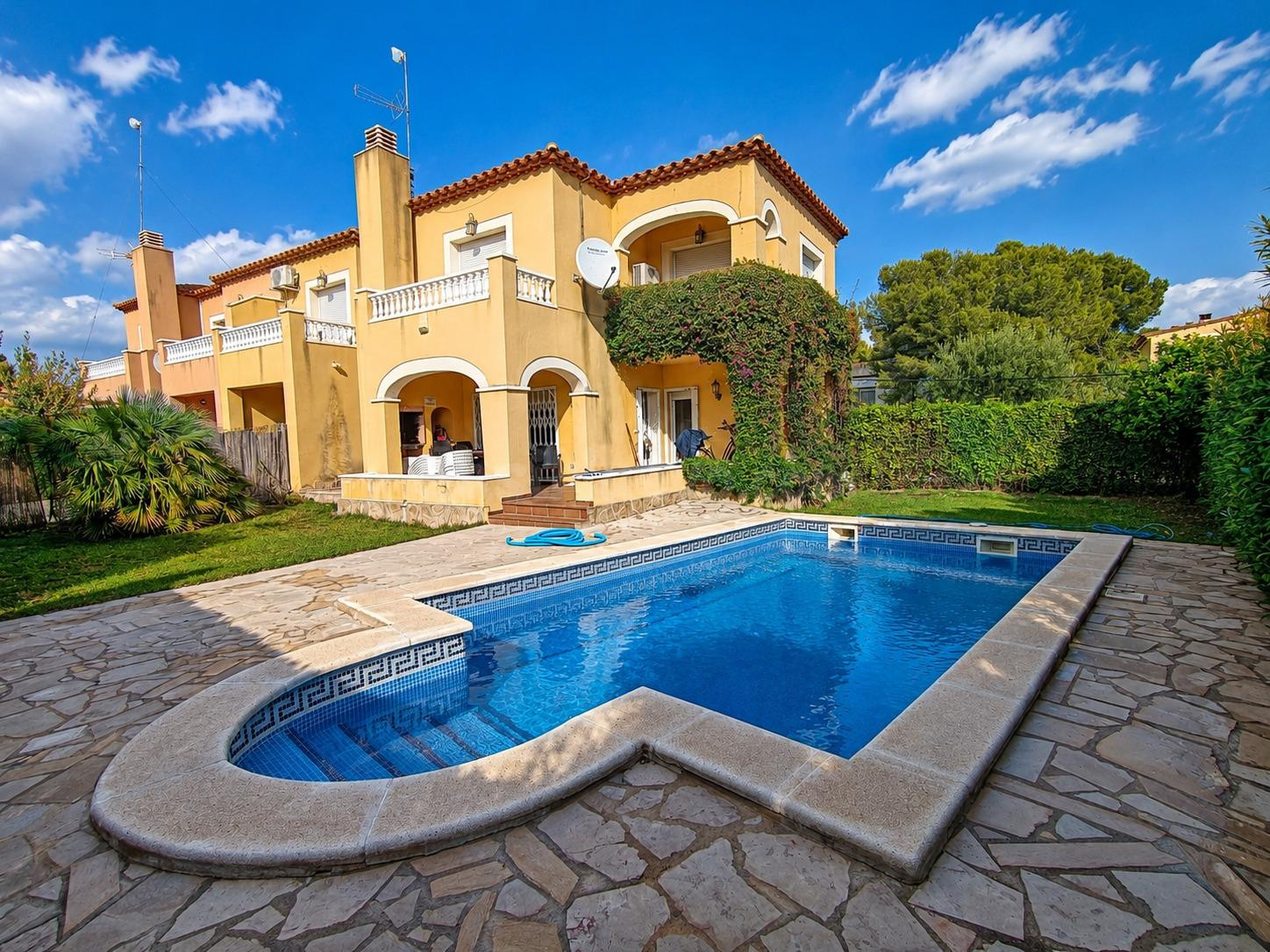 Casa esquinera con jardín y piscina cerca de la playa en Las Tres Calas