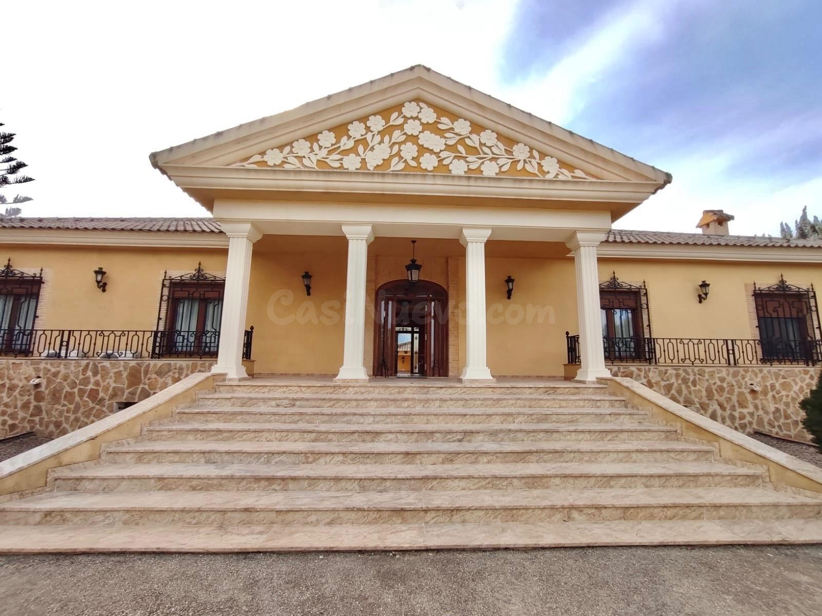VILLA DE LUJO A TAN SOLO 30 MIN DE LA PLAYA  CON PARCELA DE 13627M2, PISCINA CLIMATIZADA..VISITELA!!