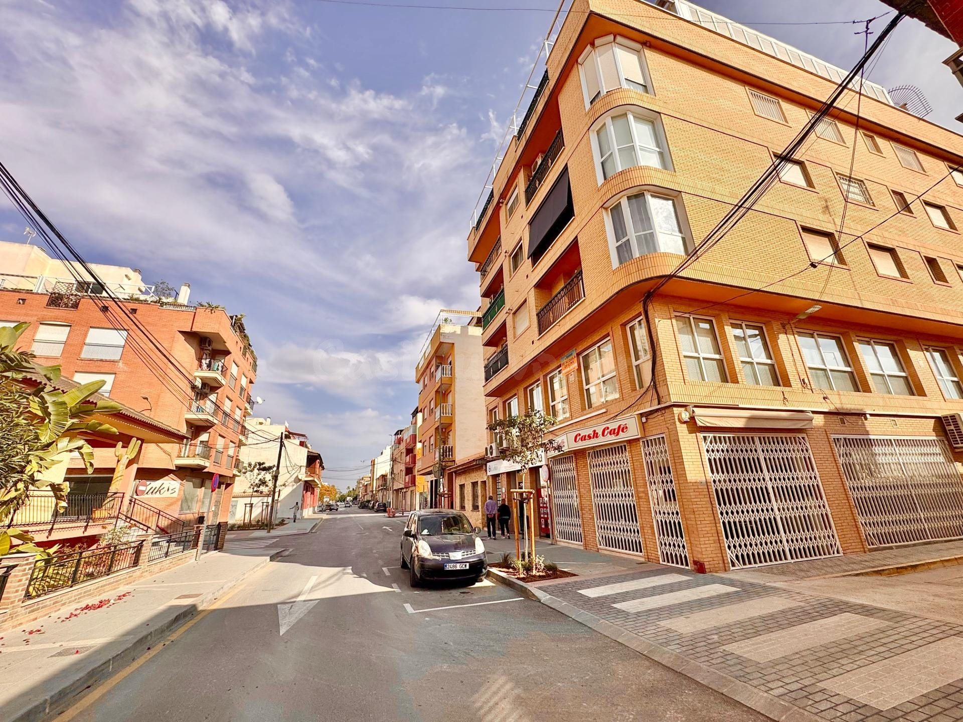 MARAVILLOSA OFICINA EN EL CENTRO DE BENIEL , SEMI-NUEVA, TODA EXTERIOR,  HACE ESQUINA. ¡VISITELA YA!