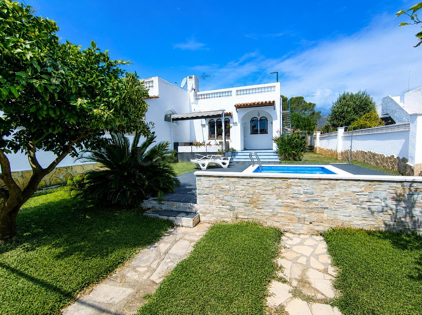 Preciosa casa con caractér con jardín y piscina en venta en Miami-Platja, con licencia turística
