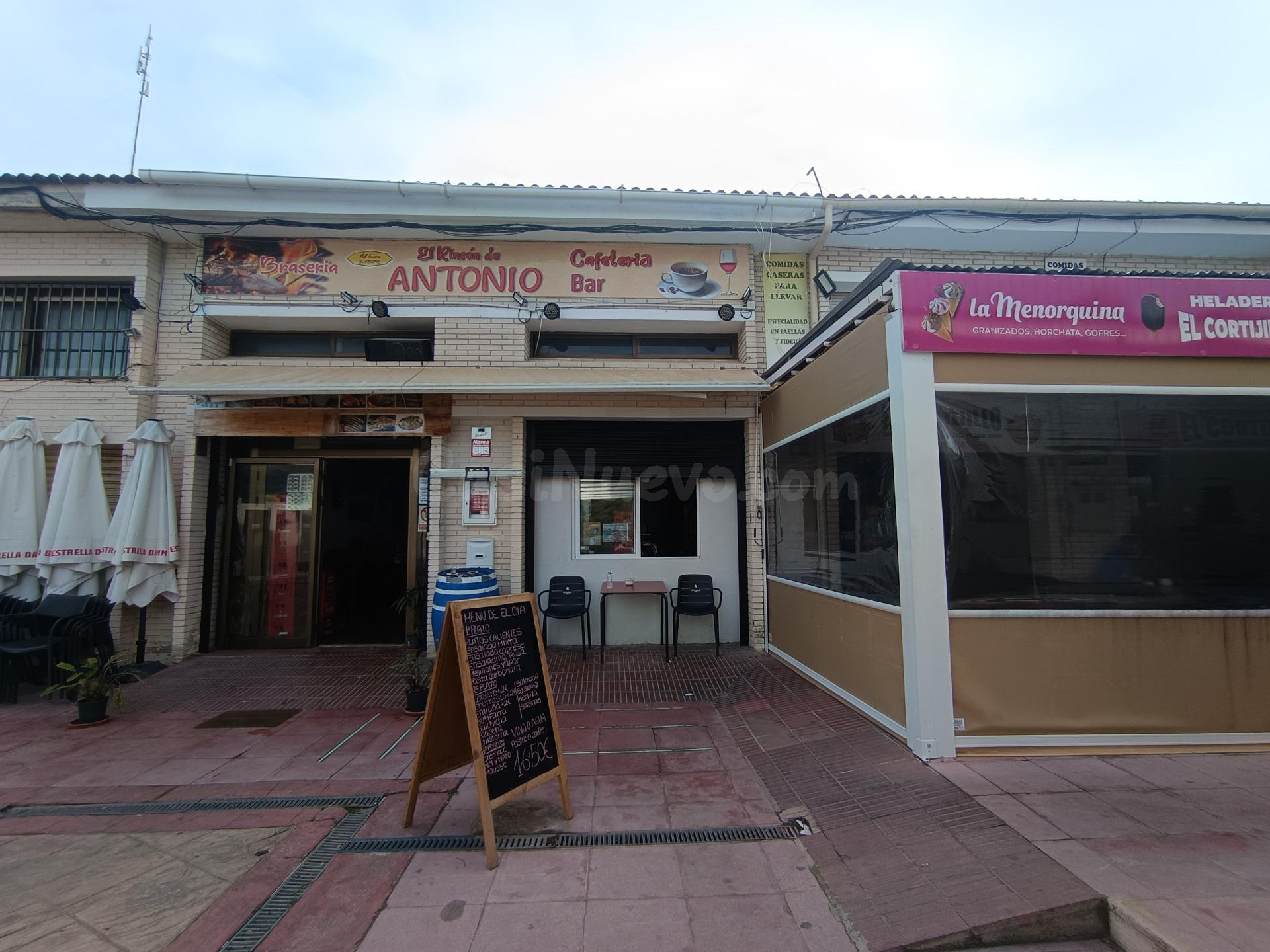 Se traspasa negocio único en Les Tres Cales: restaurante-brasería + cocina para llevar + heladería con terraza