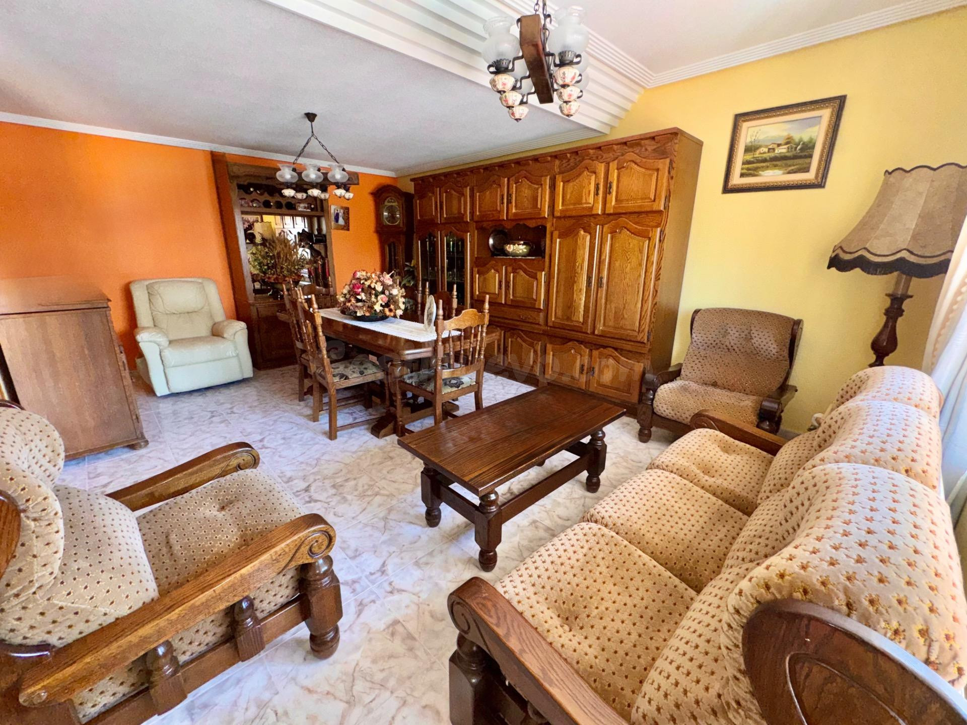 Casa de Lujo en el Encantador Barrio de la Ocarasa, en Orihuela, con patio y garaje muy grande... ¡Una oportunidad única que no querrás dejar pasar!