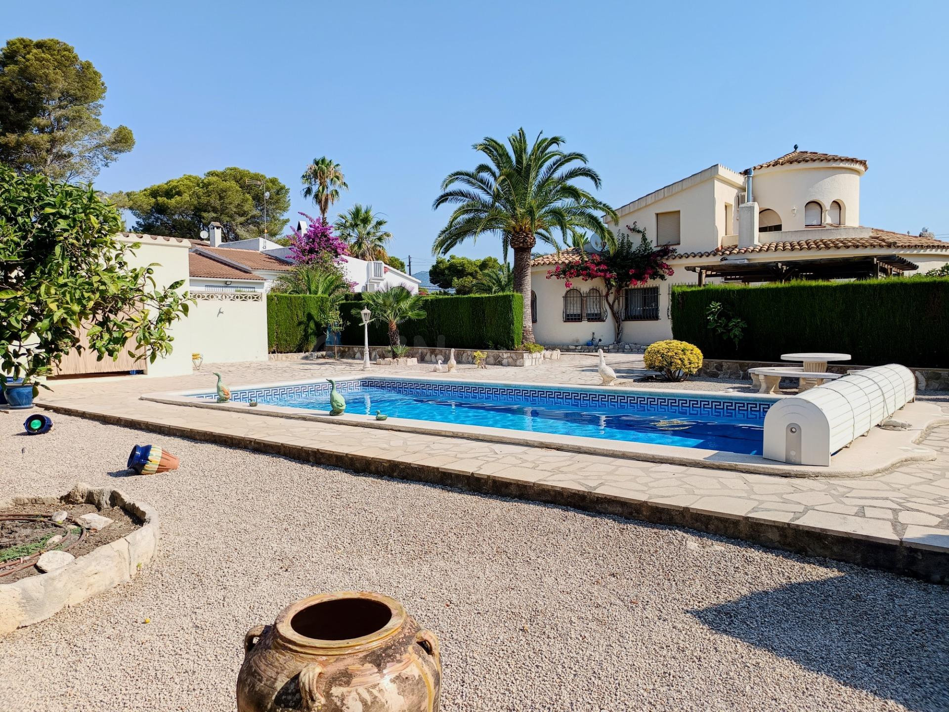 Bonita y amplia villa independiente con piscina a tan solo 250 metros de la playa