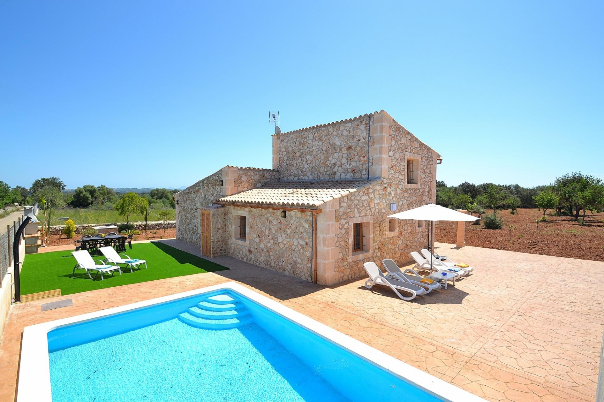 Encantadora finca con piscina en alquiler de temporada en Llubí