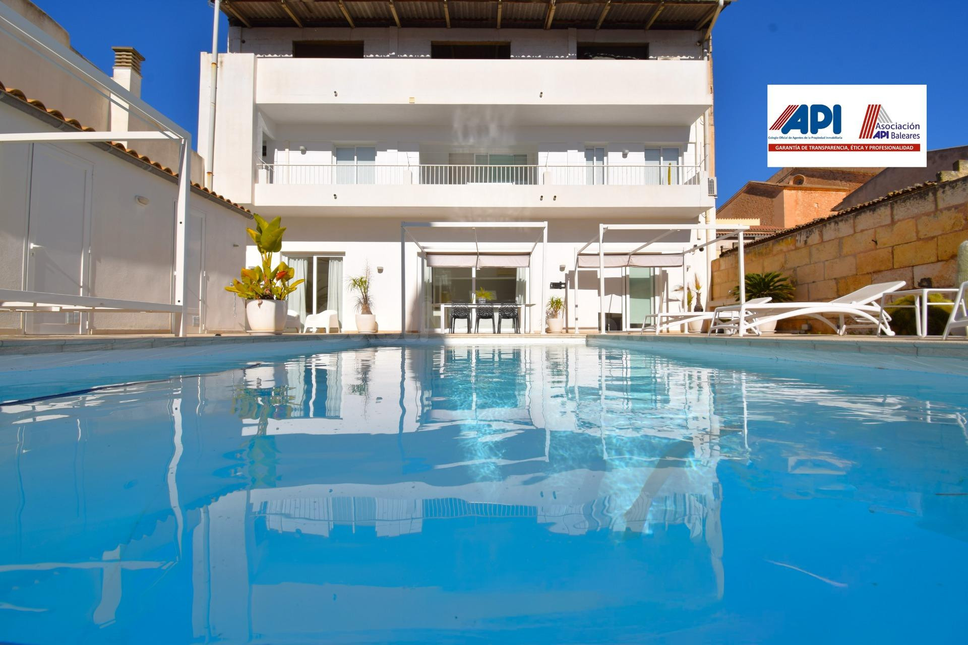 Casa con piscina y garaje  en Muro