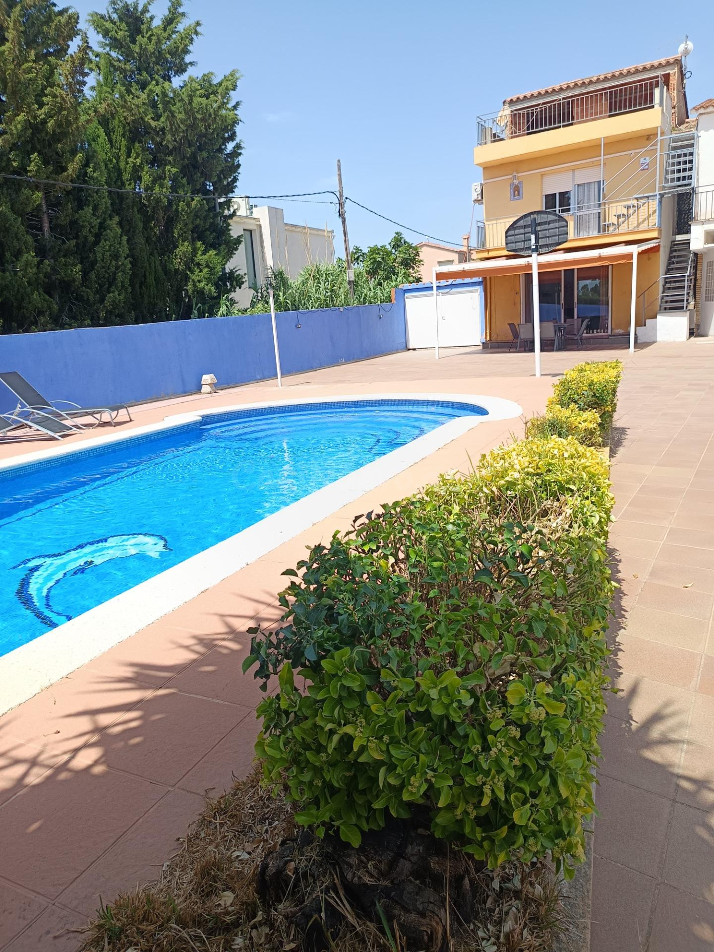 Casa con piscina y jardín cerca de las playas, ideal para in