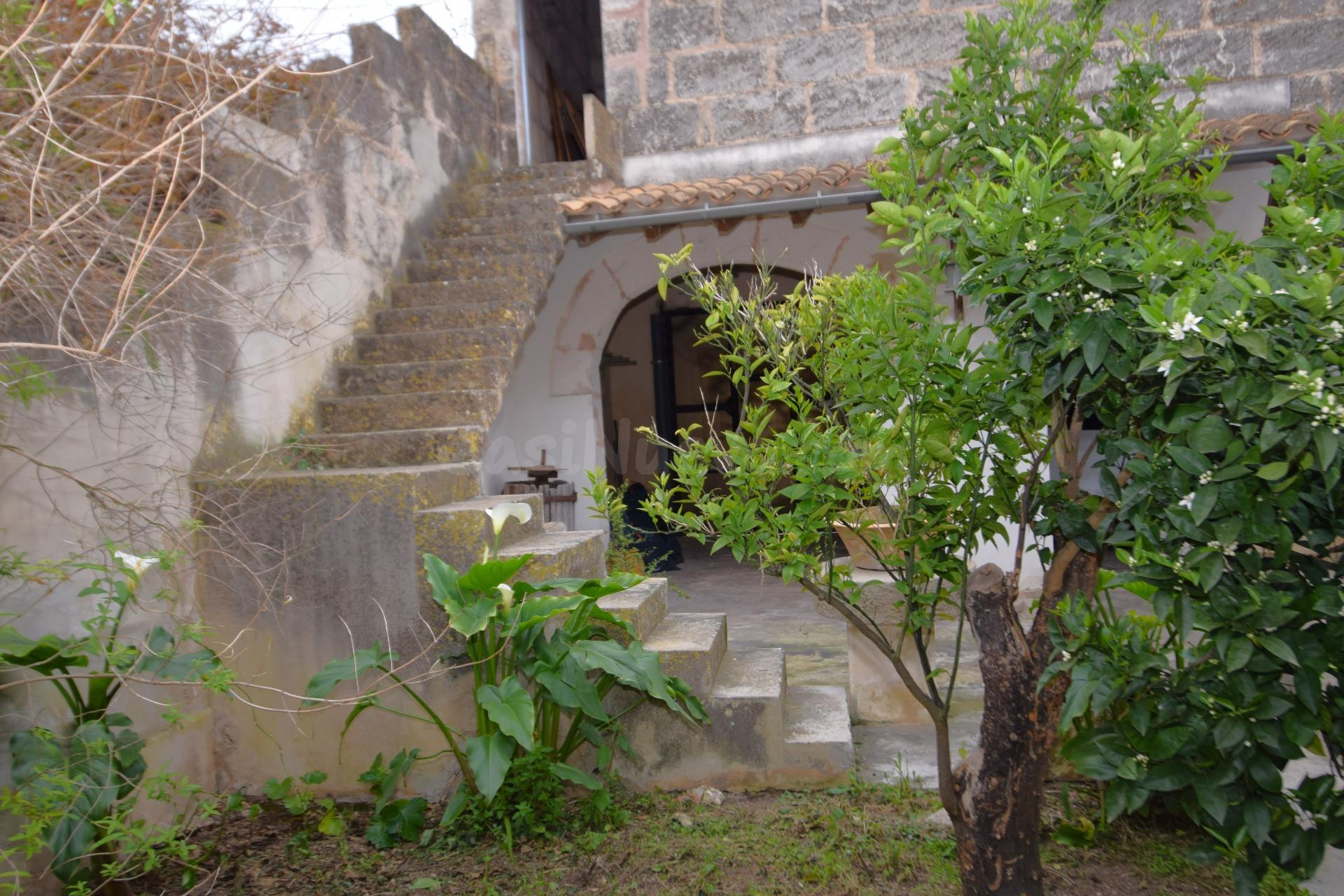 Fantástica casa de pueblo con garaje, patio y acceso por dos calles en Muro