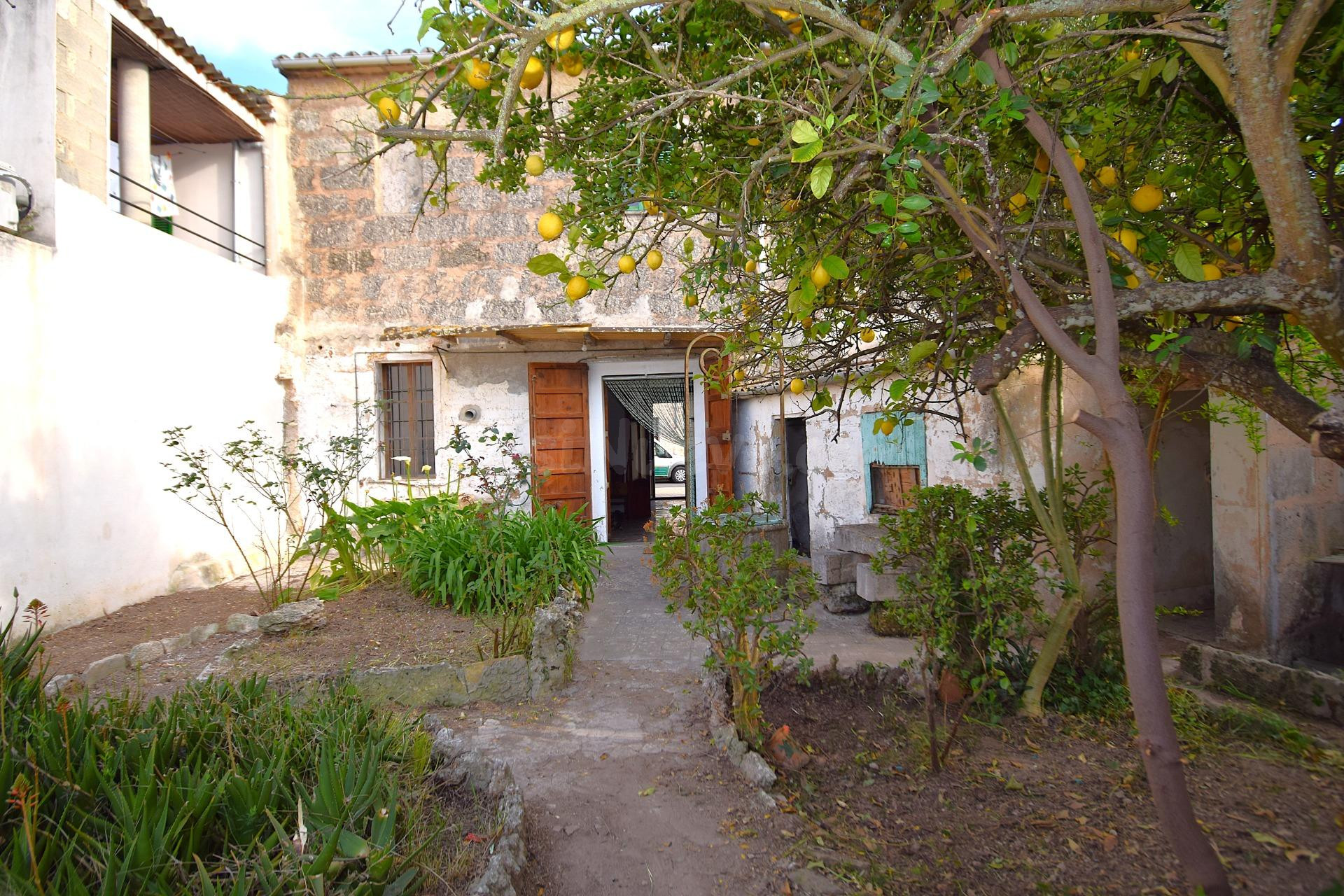 Casa de pueblo con garaje, jardín y vistas a la Serra de Tramuntana en Llubí