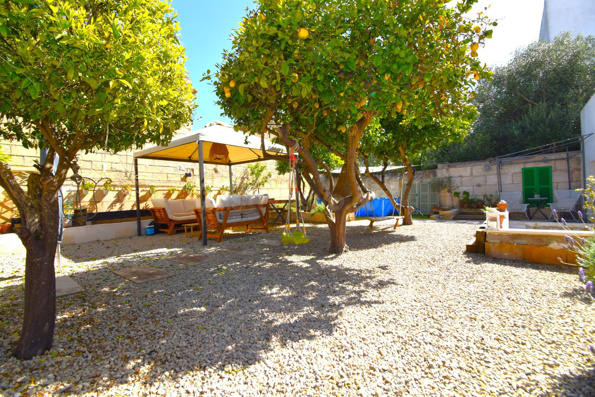 Casa con carácter mallorquín y  jardín en Muro