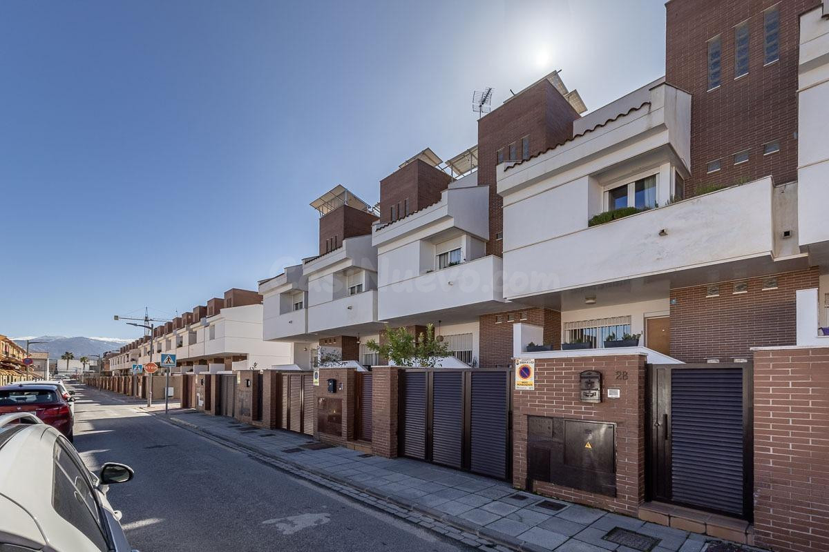 Chalet adosado de diseño junto al Vial de Churriana de la Vega, calidades Premium.