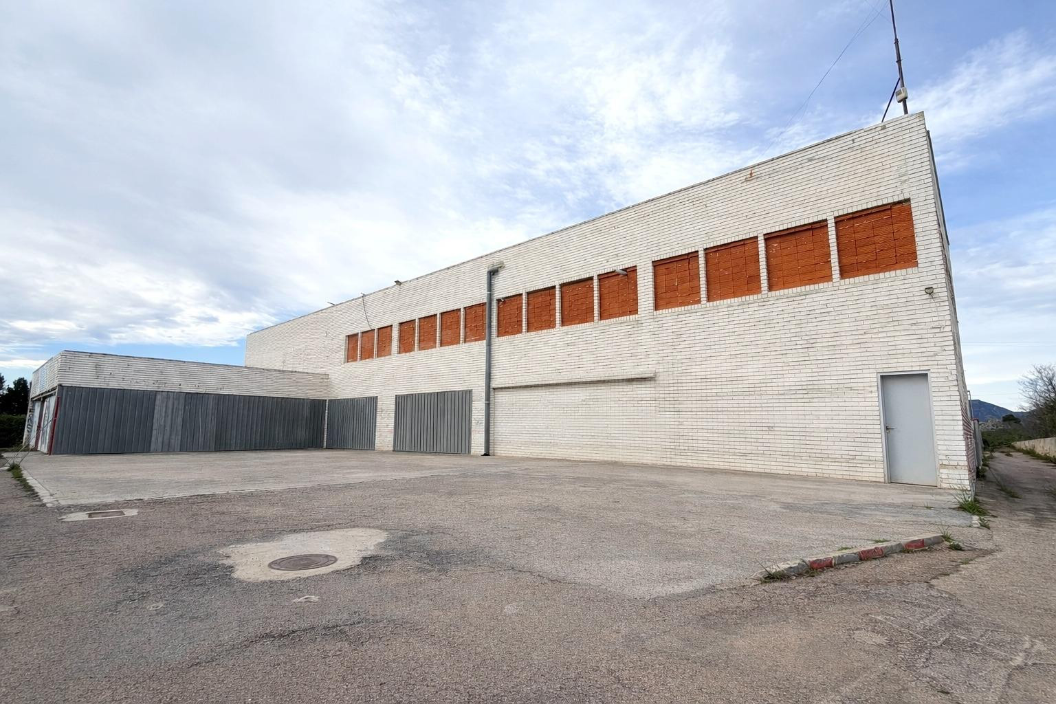 OPORTUNIDAD ÚNICA – PARCELA INDUSTRIAL COMERCIAL DE 7.059 m2