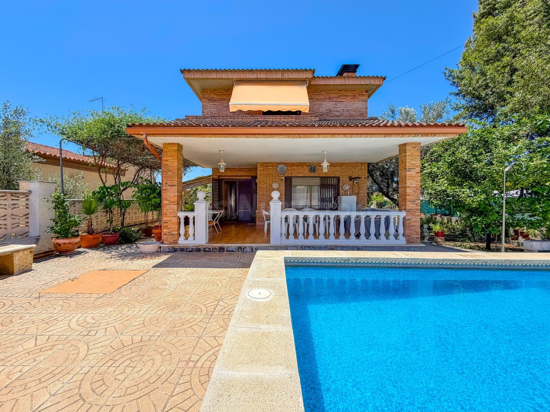 CHALET A LA VENTA CON PISCINA EN L'ELIANA