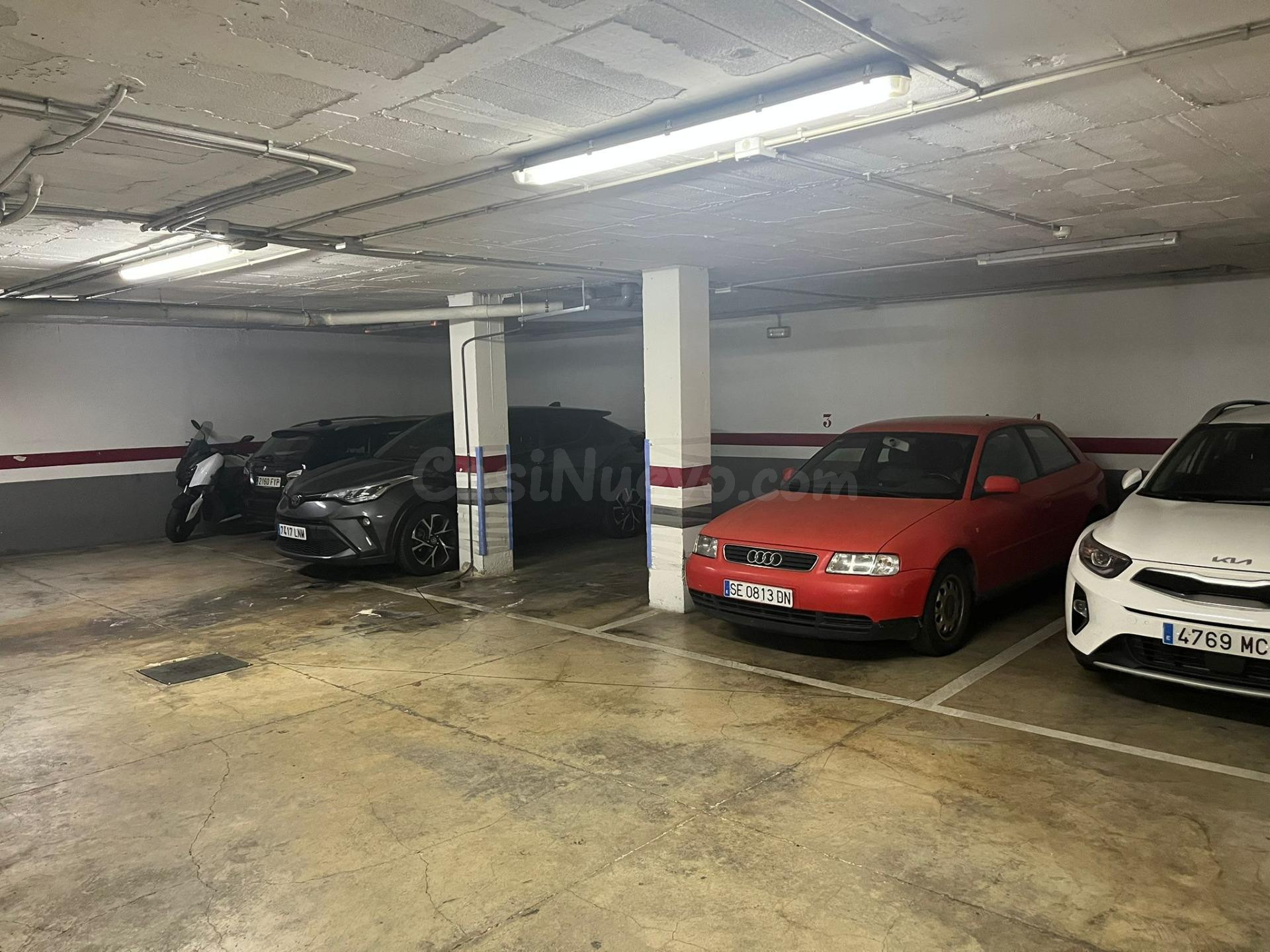 SE ALQUILA GARAJE PARA COCHE PEQUEÑO Y TRASTERO