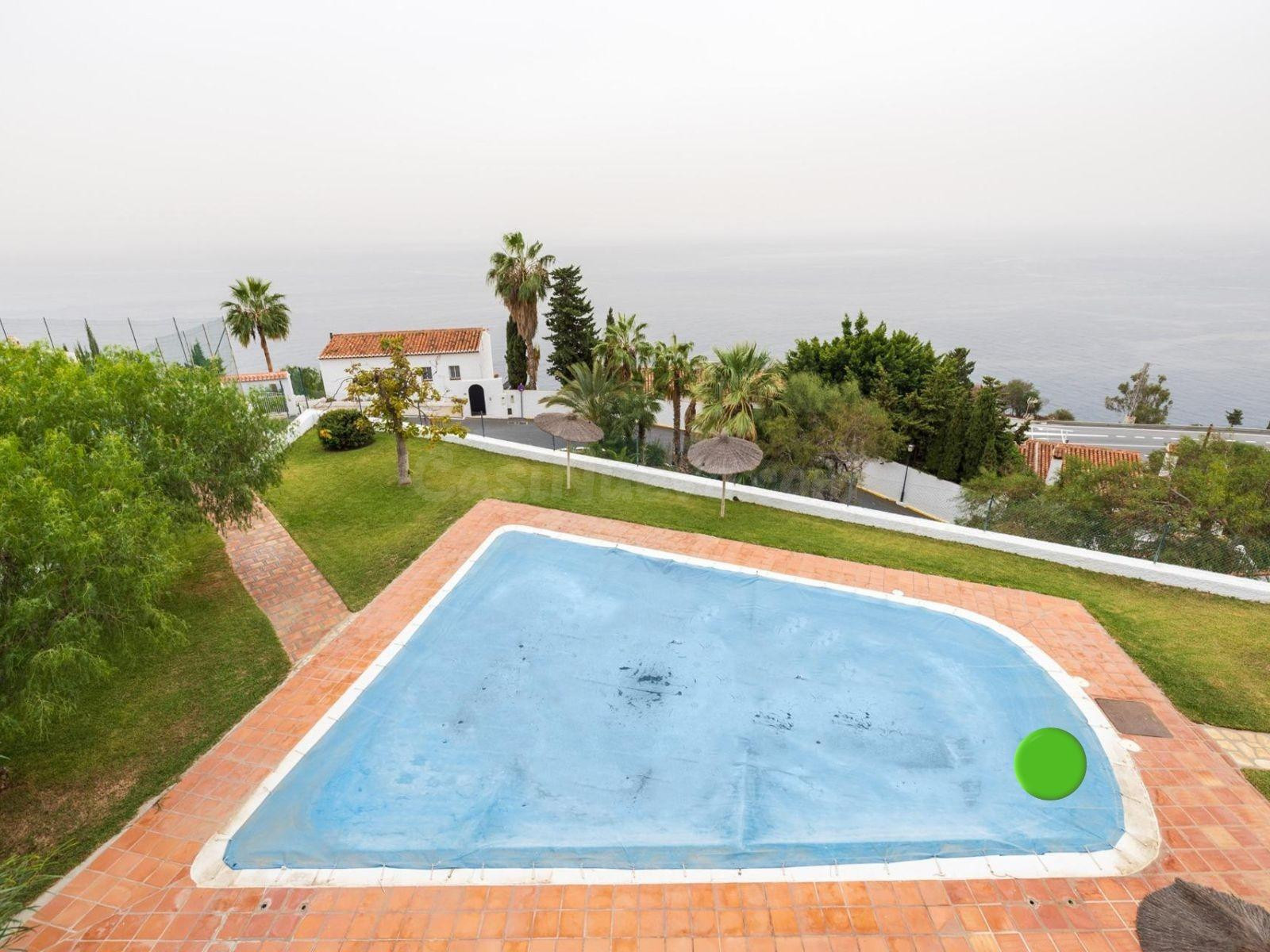 AMPLIO CHALET CON VISTAS AL MAR EN SALOBREÑA