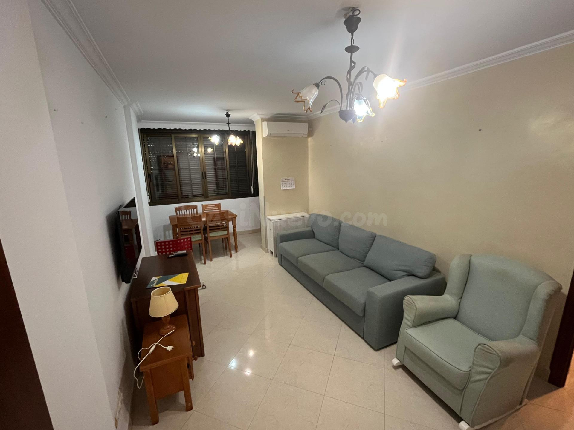 SE AQLUILA PISO EN CALLE MADRE ISABEL MORENO