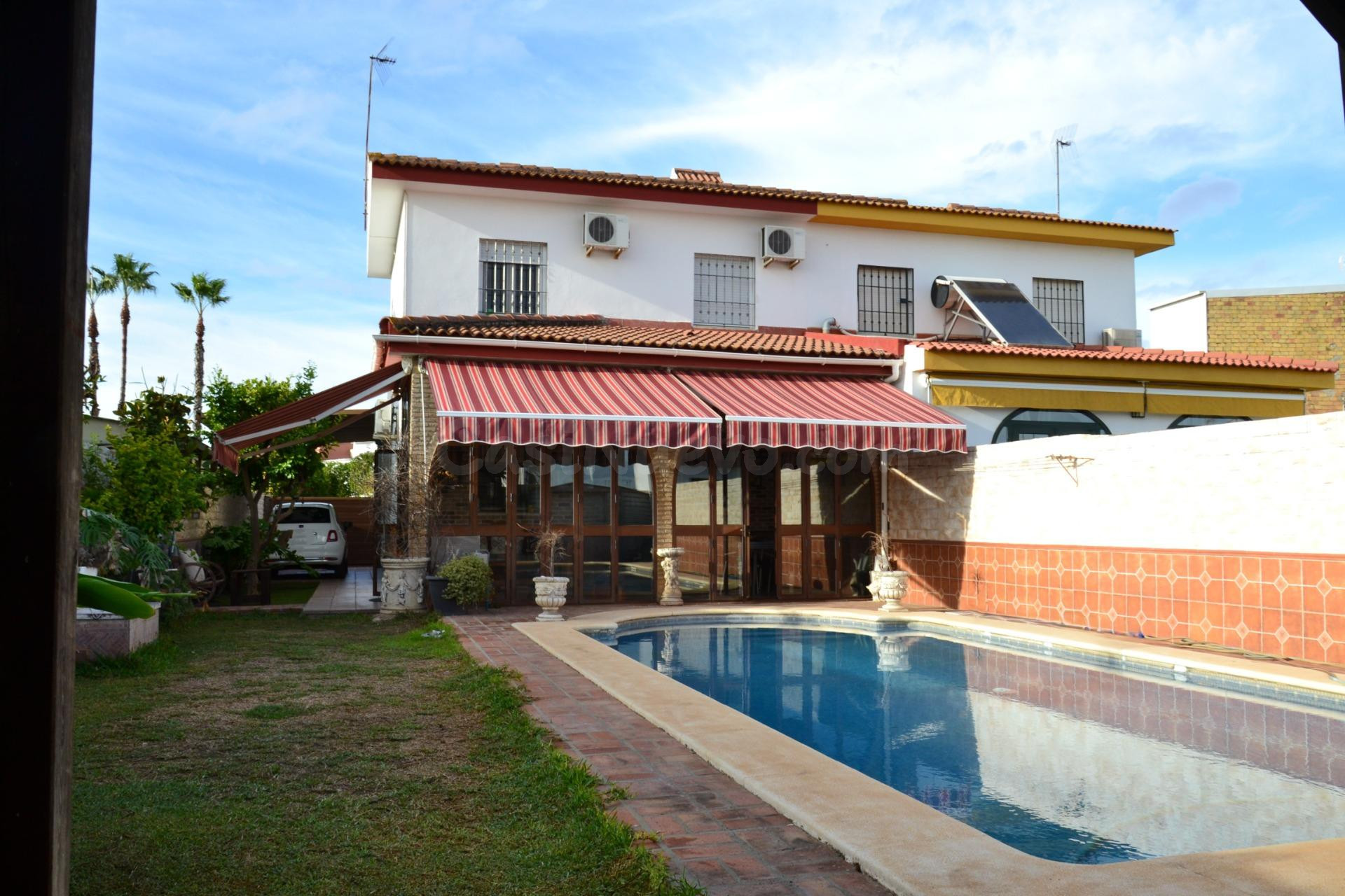 Magnífica Vivienda en Espartinas, Sevilla: Espacio, Confort y Elegancia