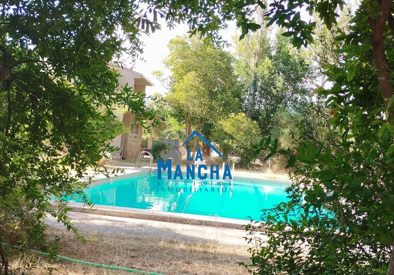*475.000* INMOBILIARIA LA MANCHA VENDE  ESPECTACULAR CHALET INDEPENDIENTE CON PISCINA PRIVADA EN URBANIZACIÓN AGUASOL ALBACETE.