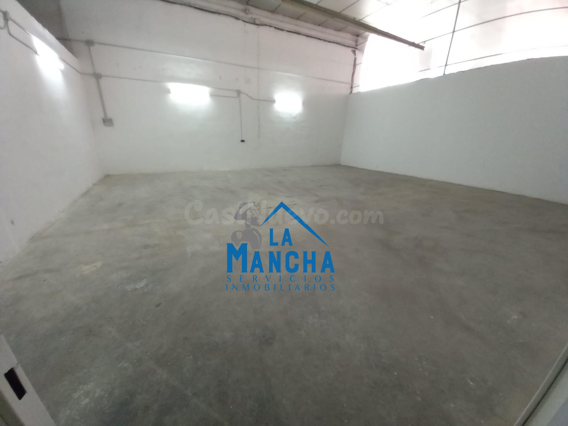 *450€ AL MES* INMOBILIARIA LA MANCHA ALQUILA NAVE TOTALMENTE DIÁFANA EN EL POLÍGONO CAMPOLLANO ALBACETE.