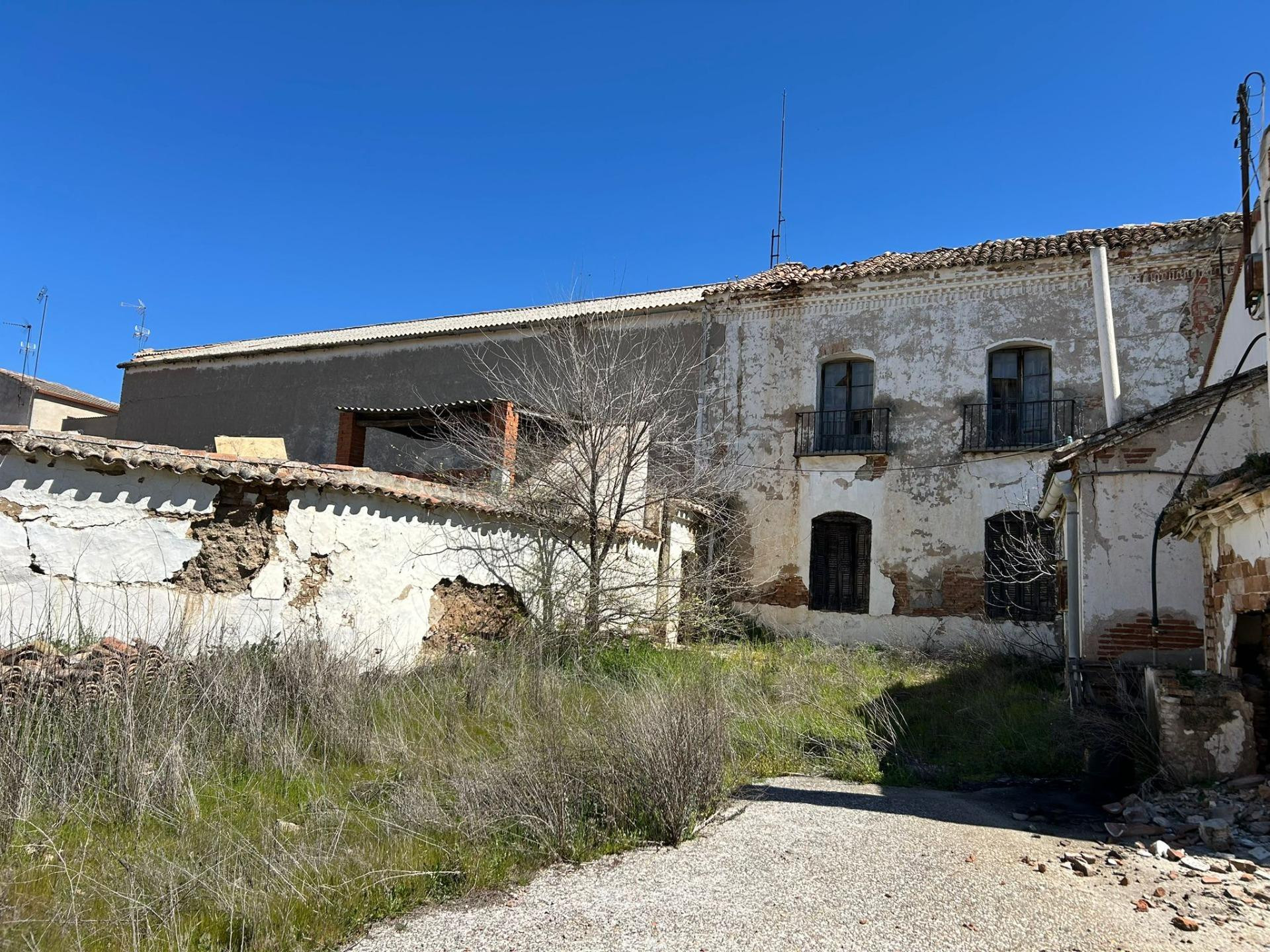 Finca de 4.016 m2 con edificaciones para rehabilitar o demoler