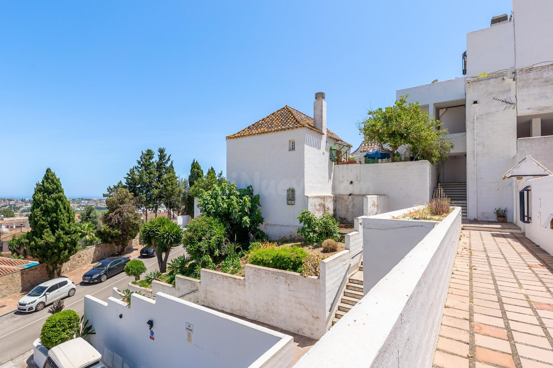 encantador chalet de dos plantas, ubicado en la prestigiosa y cotizada urbanización Mijas Golf (Málaga)