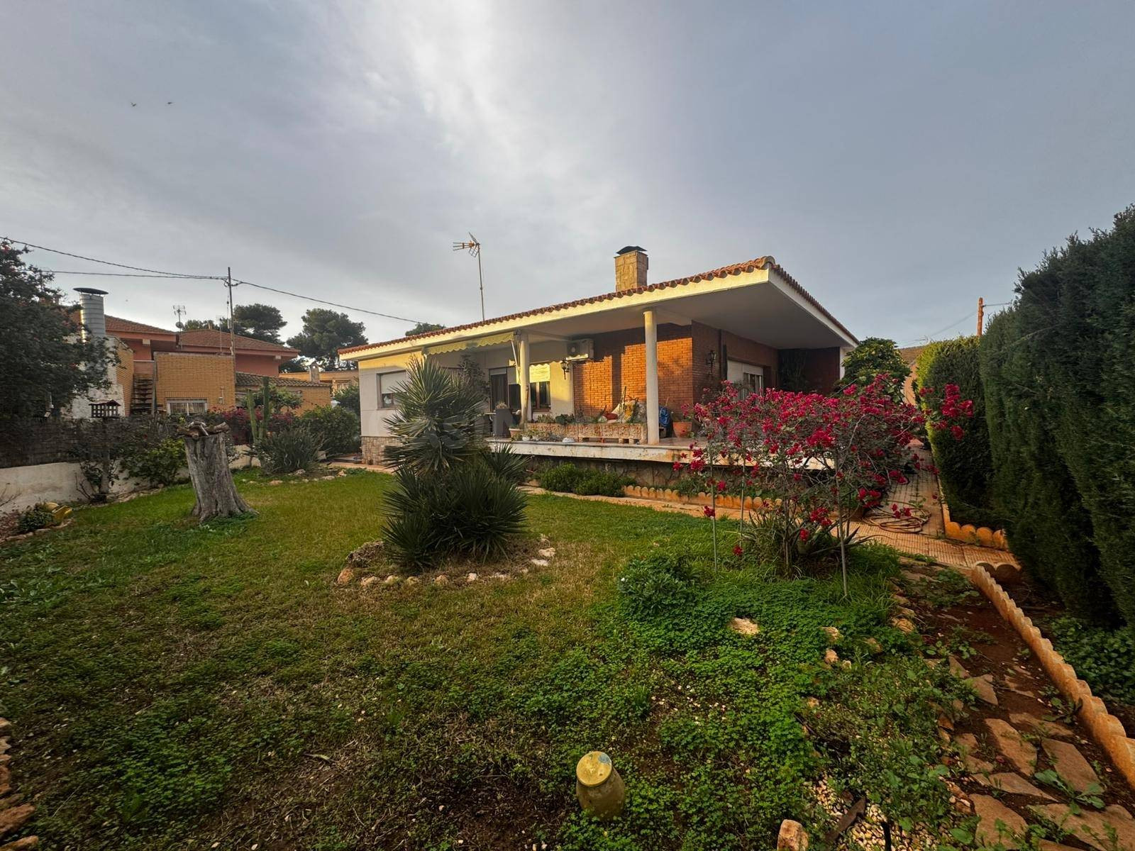 CHALET INDEPENDIENTE CON CASA DE INVITADOS EN LOS URRUTIAS – 803 M2 DE PARCELA Y CERCA DEL MAR MENOR