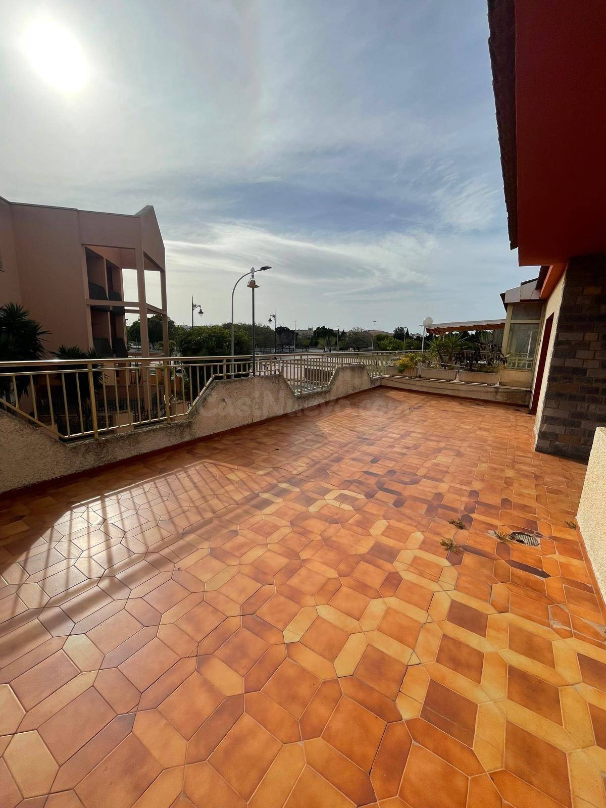 Vivienda familiar con gran terraza y cochera cerrada