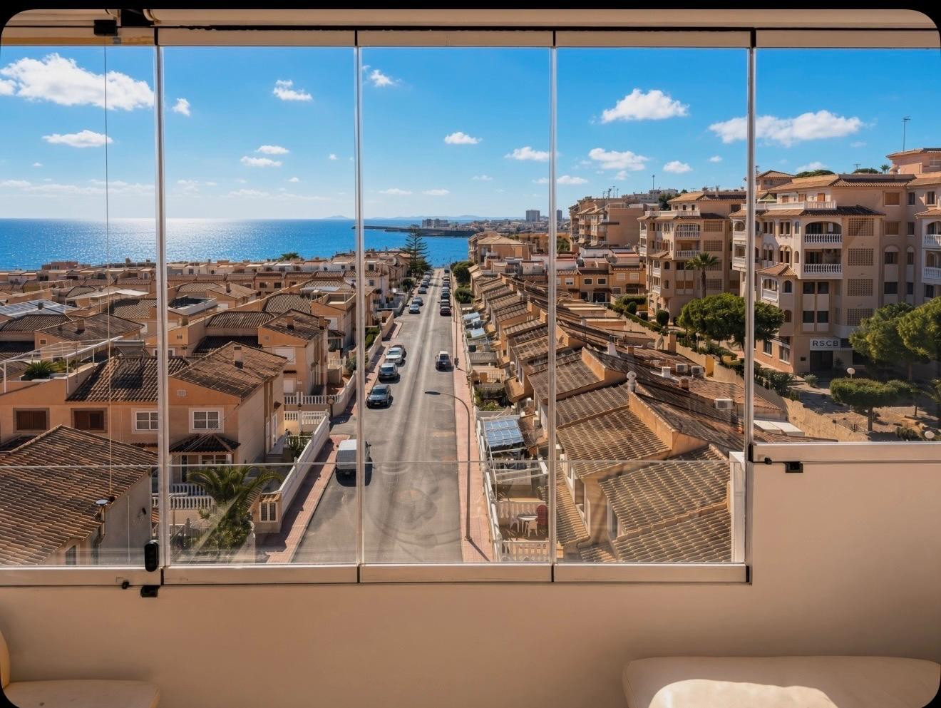 Primerísima Linea! Estupendo Atico listo para entrar a vivir, con impresionantes vistas frontales al mar a 20 metros de la playa + Parking Comunitario