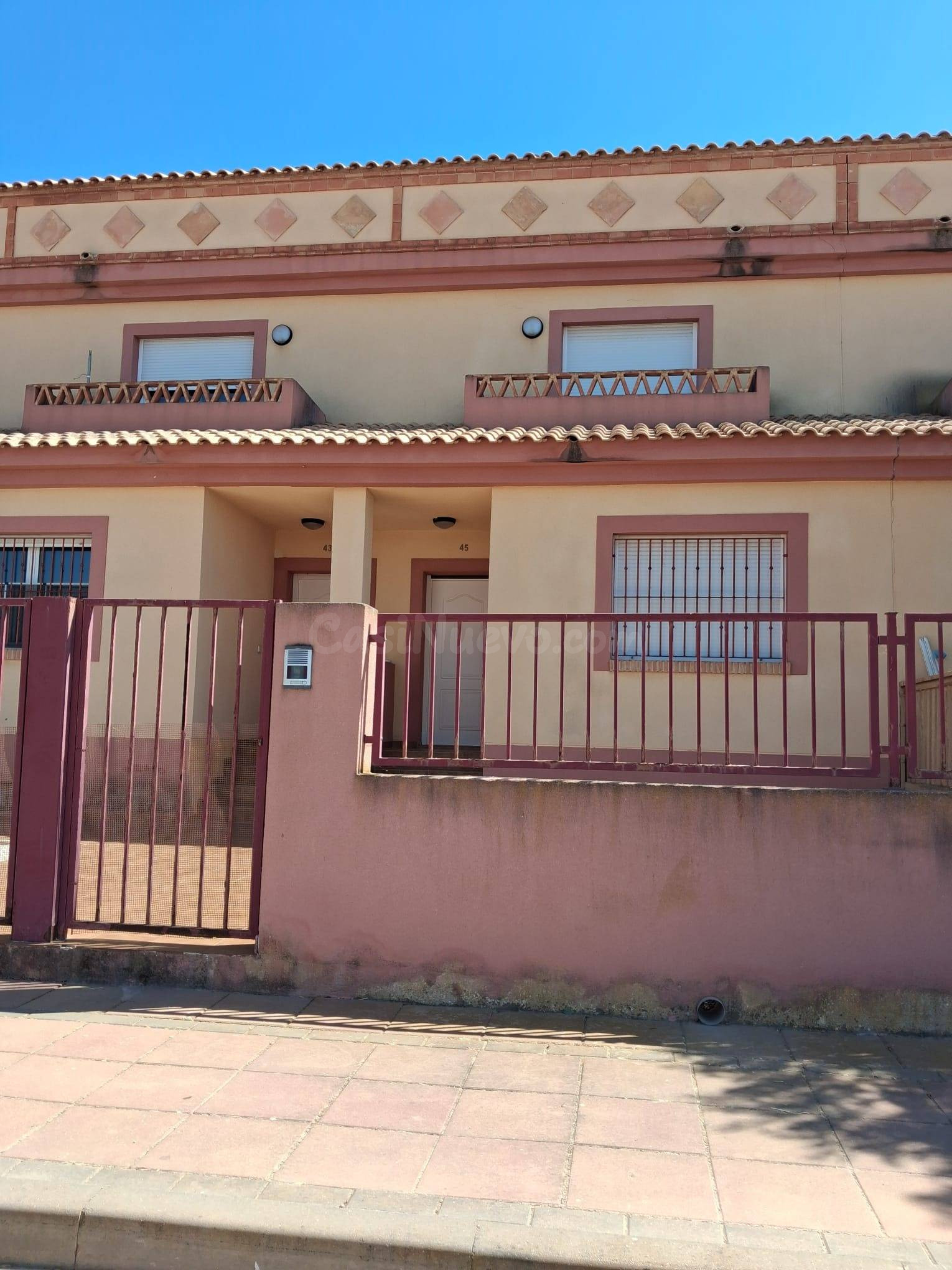Chalet adosado en Los Alcázares con garaje, jardín, terraza y piscina comunitaria
