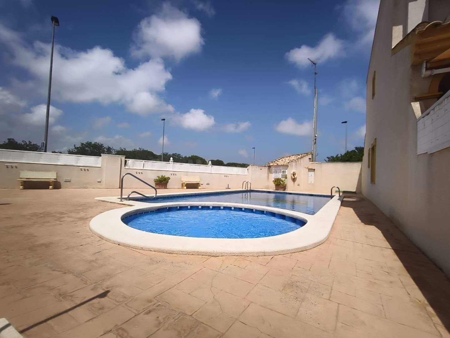 CHALET ADOSADO CON 4 DORMITORIOS, TERRAZAS Y PARCELA | SANTIAGO DE LA RIBERA