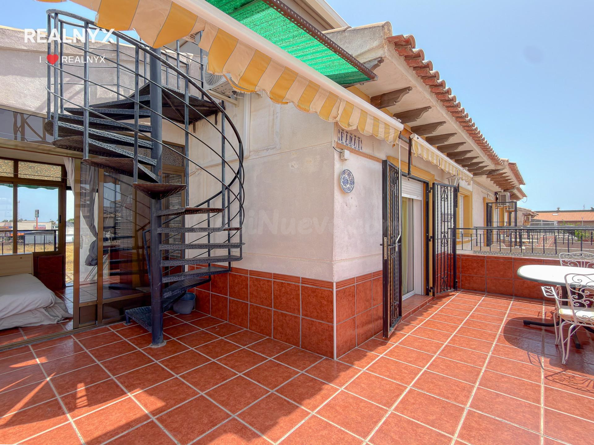 Punta Prima! Increíble ático dúplex 2+1, con espectaculares vistas despejadas y al mar + Preciosa piscina comunitaria