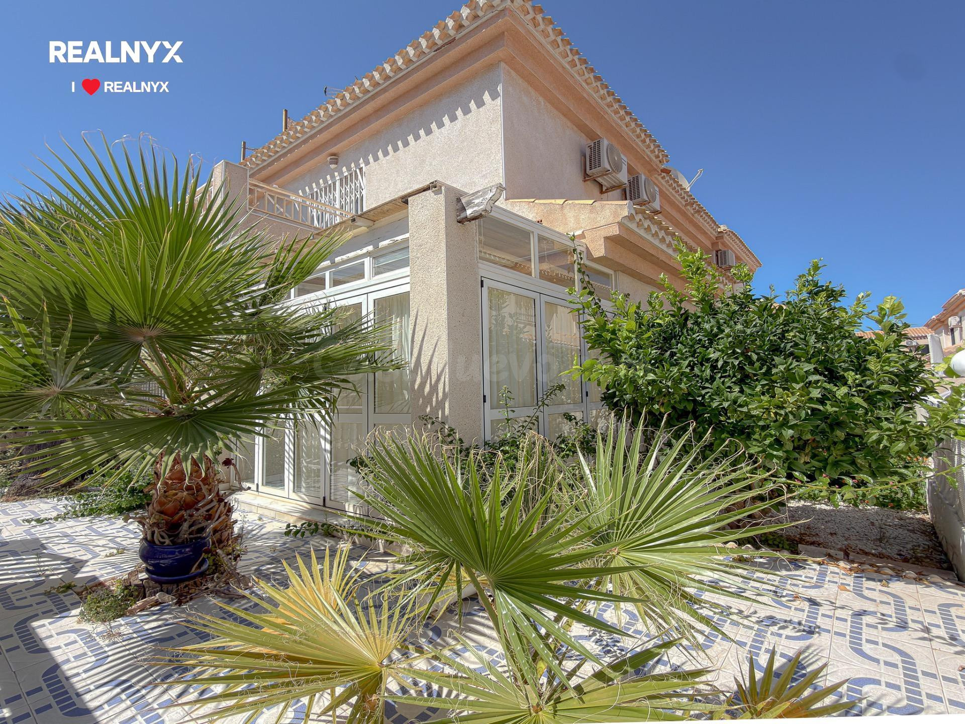 La Zenia! Exclusivo chalet pareado con amplios espacios + 2 terrazas y Solarium con vistas al mar (800 mts playa)