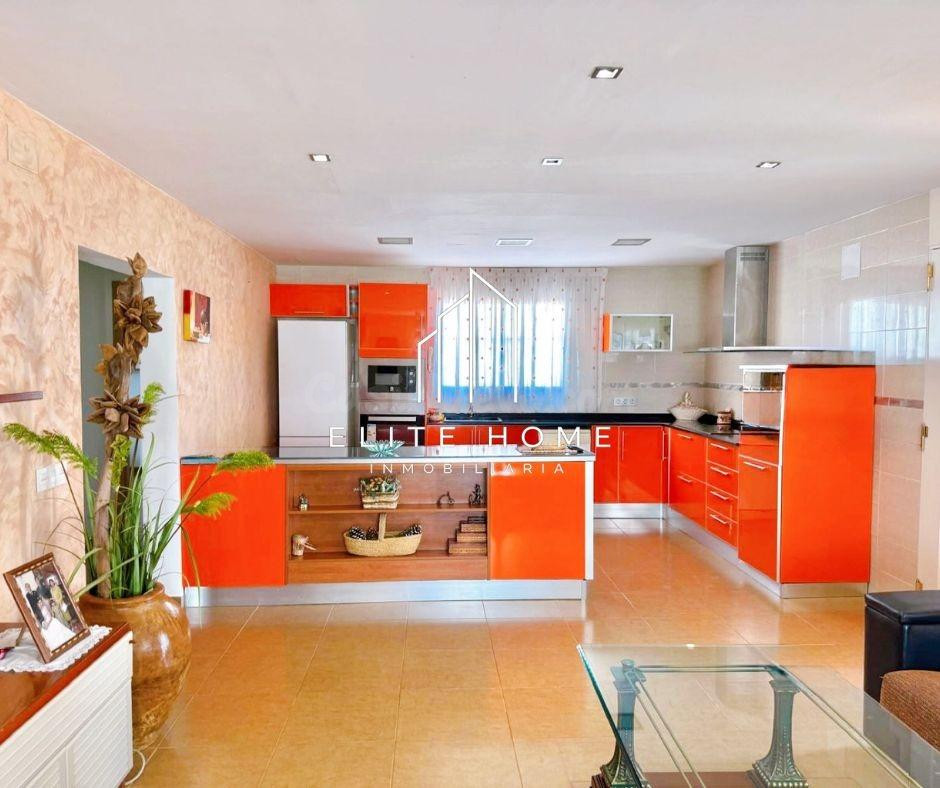VIVIVENDA CON PISCINA Y GRAN PARCELA EN URBANIZACIÓN LA MARM - foto 5