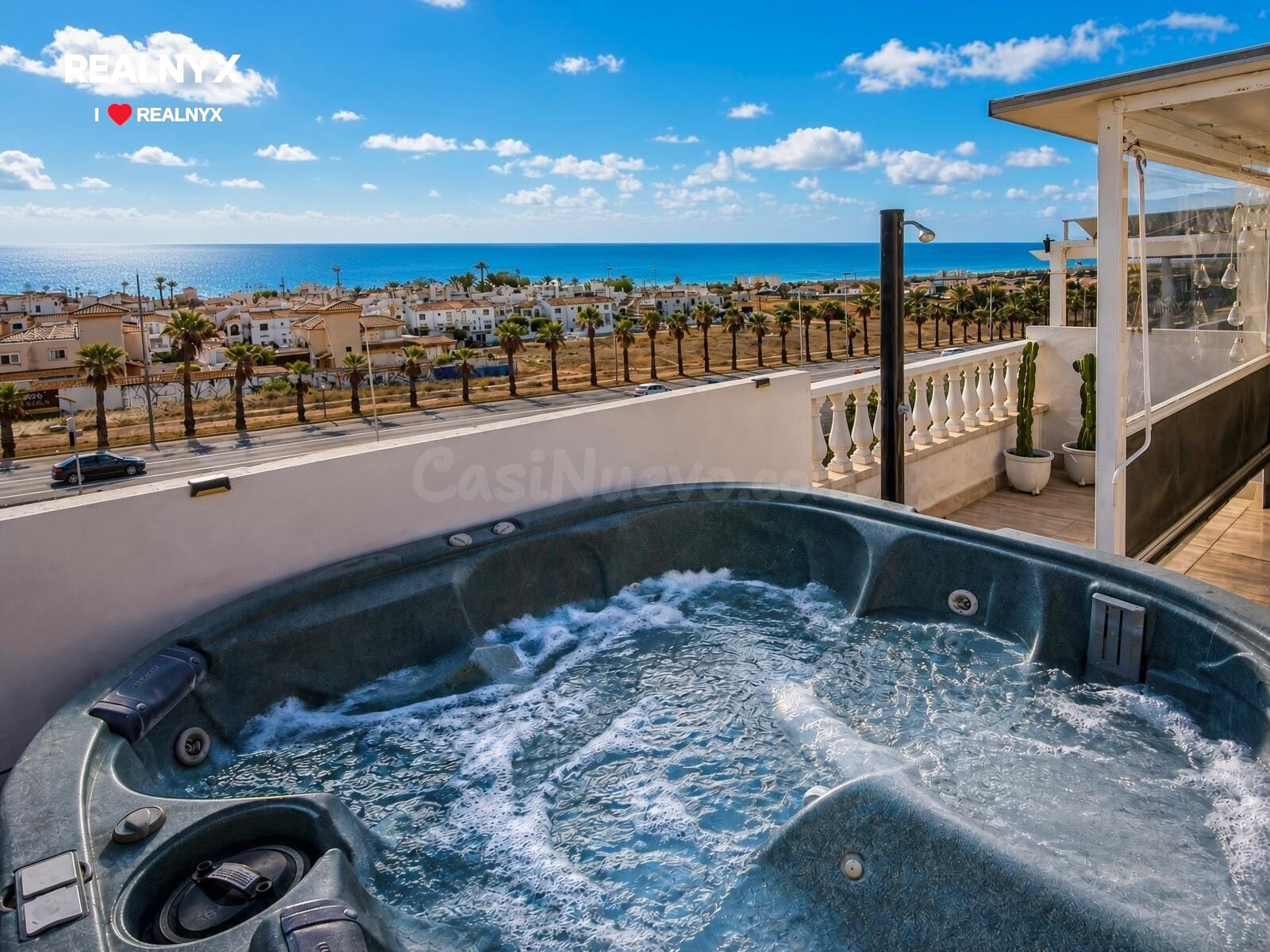 Aguas Nuevas! Exclusivo Atico con increíble diseño + Gigantesco solarium privado con vistas al mar y jacuzzi + Piscina comunitaria y Garaje incluido