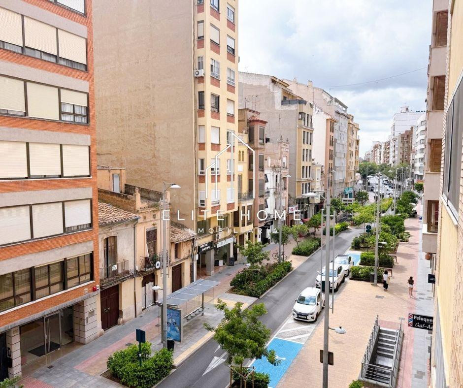 ÁMPLIO PISO DE 3 habitaciones Y 2 BAÑOS PARA REFORMAR EN PLENA CALLE NAVARRA