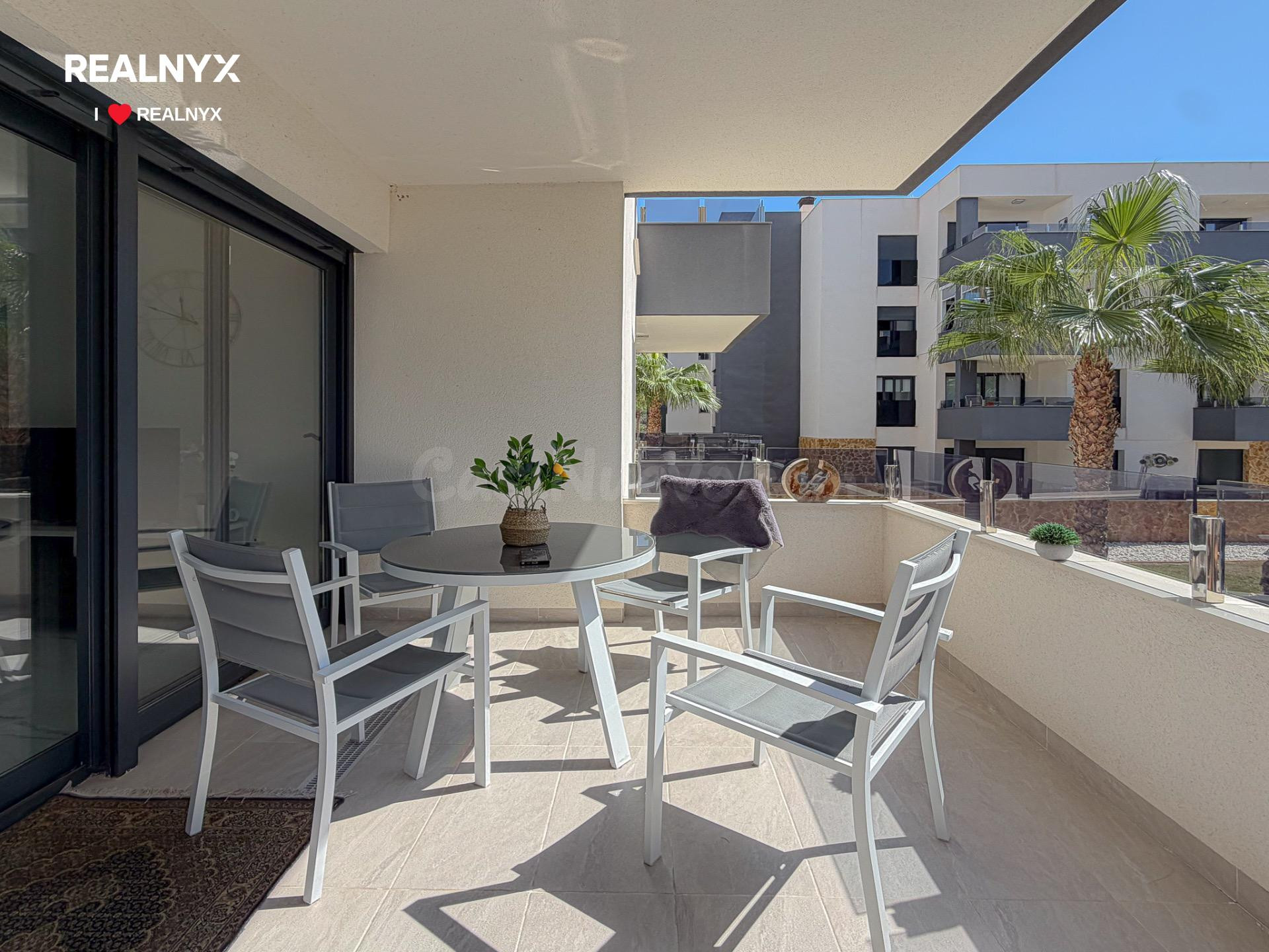 Orihuela Costa! Exclusivo apartamento (Año 2022) diseñado con excelentes calidades, en urbanización privada con piscina comunitaria + Garaje y Trastero incluido