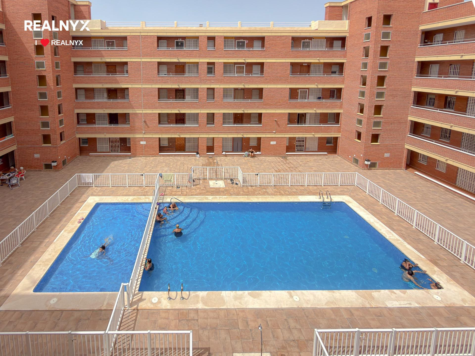 Acogedor apartamento reformado con amplios espacios y enorme terraza orientación SUR + Piscina comunitaria (160 metros playa)