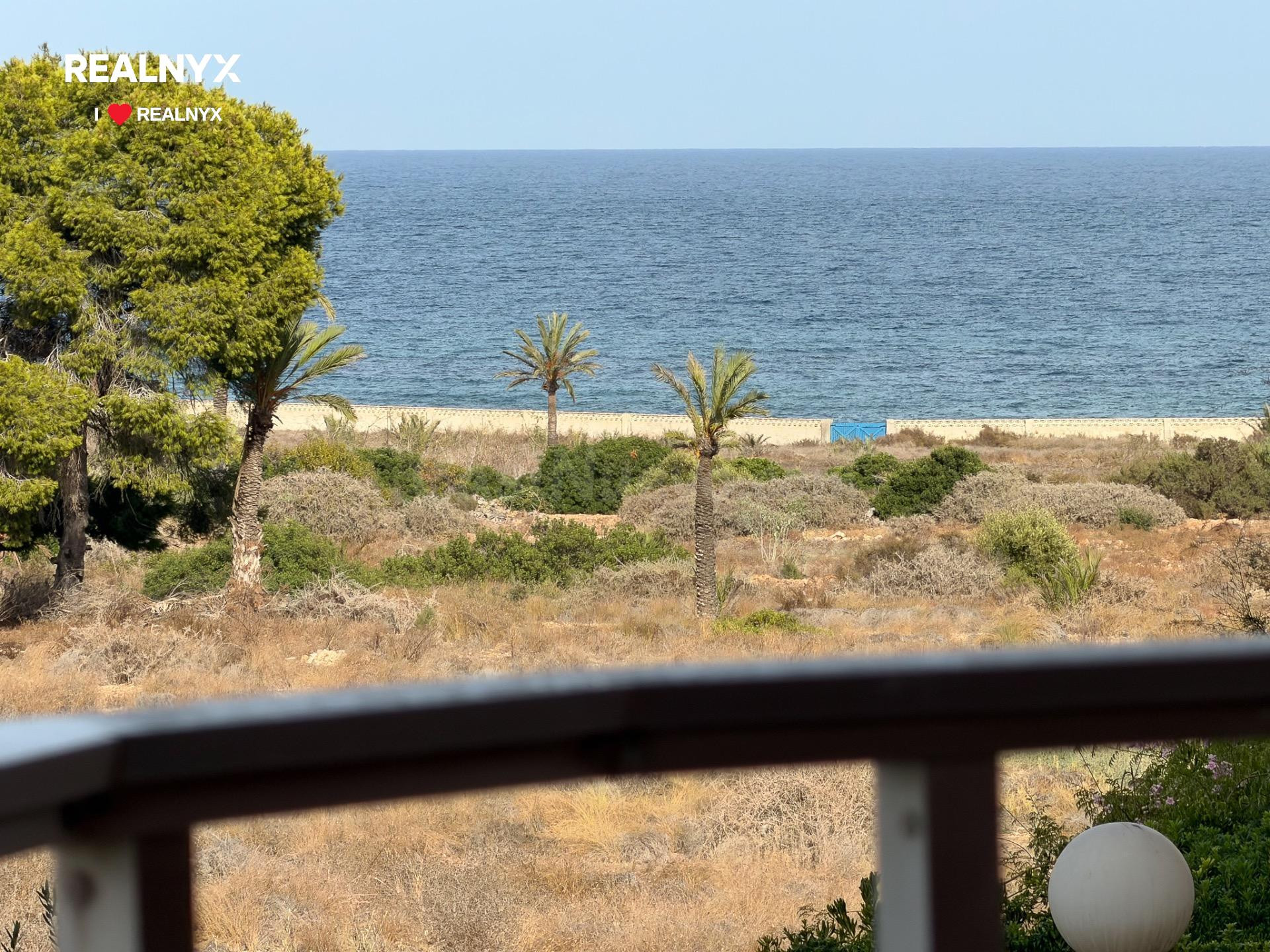 Punta Prima! Espectacular apartamento con gran terrazas y espectaculares vistas despejadas y al mar + Piscina comunitaria
