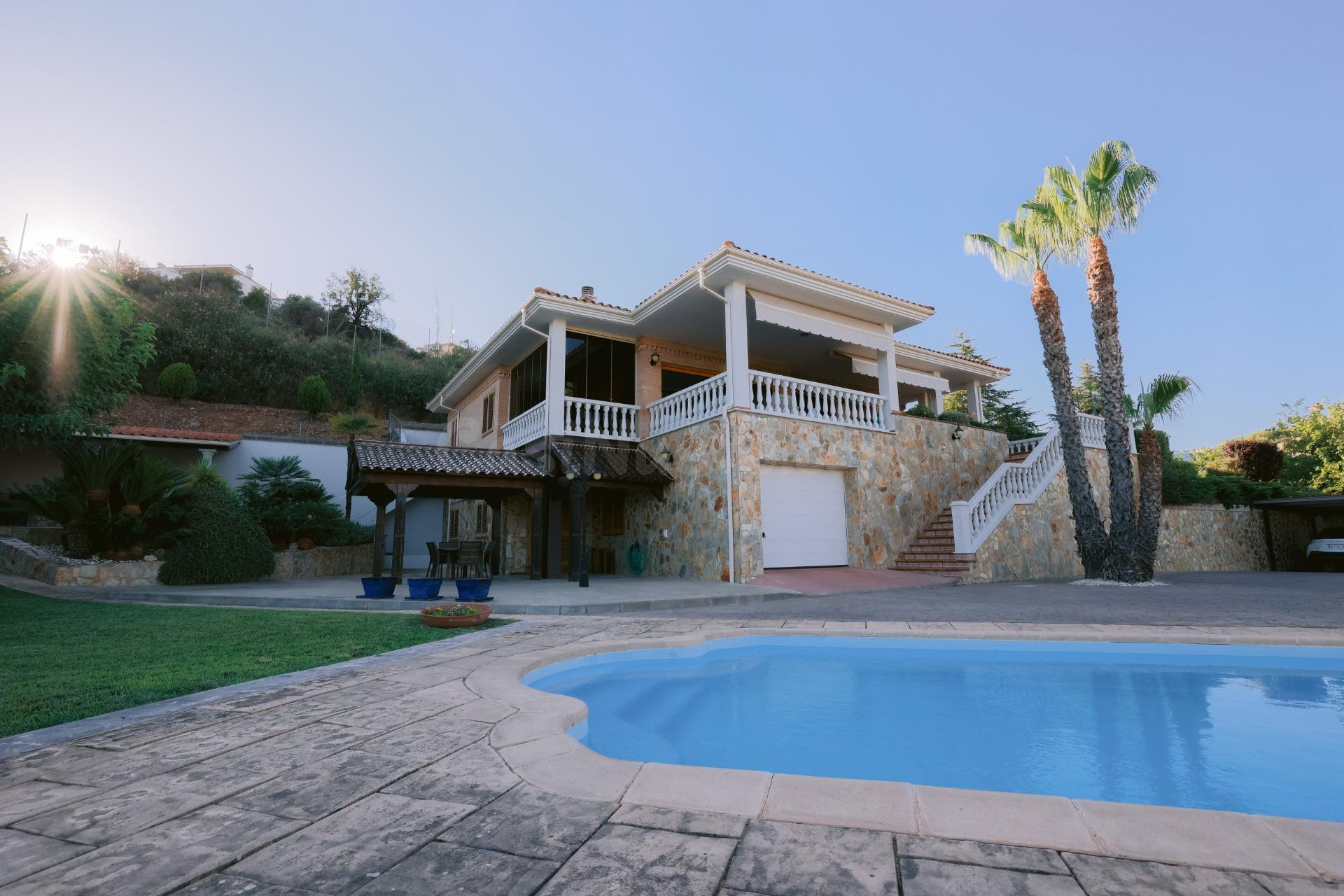 Chalet de lujo con piscina y pista de tenis frente al Puente