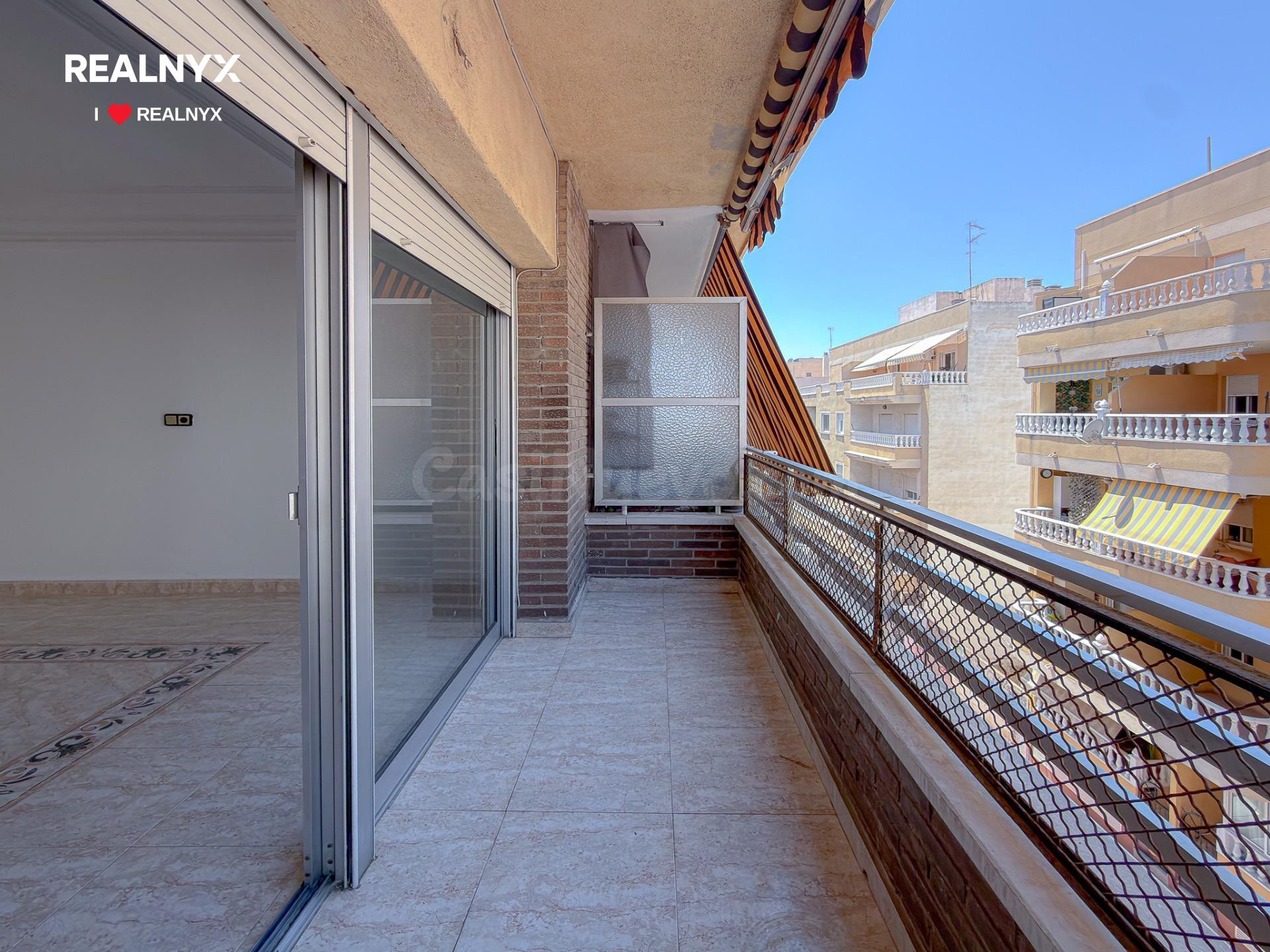Ocasión! Amplio apartamento en el Centro de Torrevieja, con excelente distribución de espacios y Gran terraza