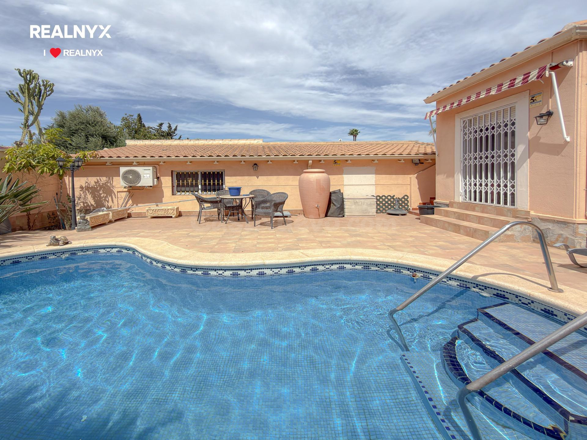 Fantástico chalet con gigantesca parcela y preciosa piscina privada