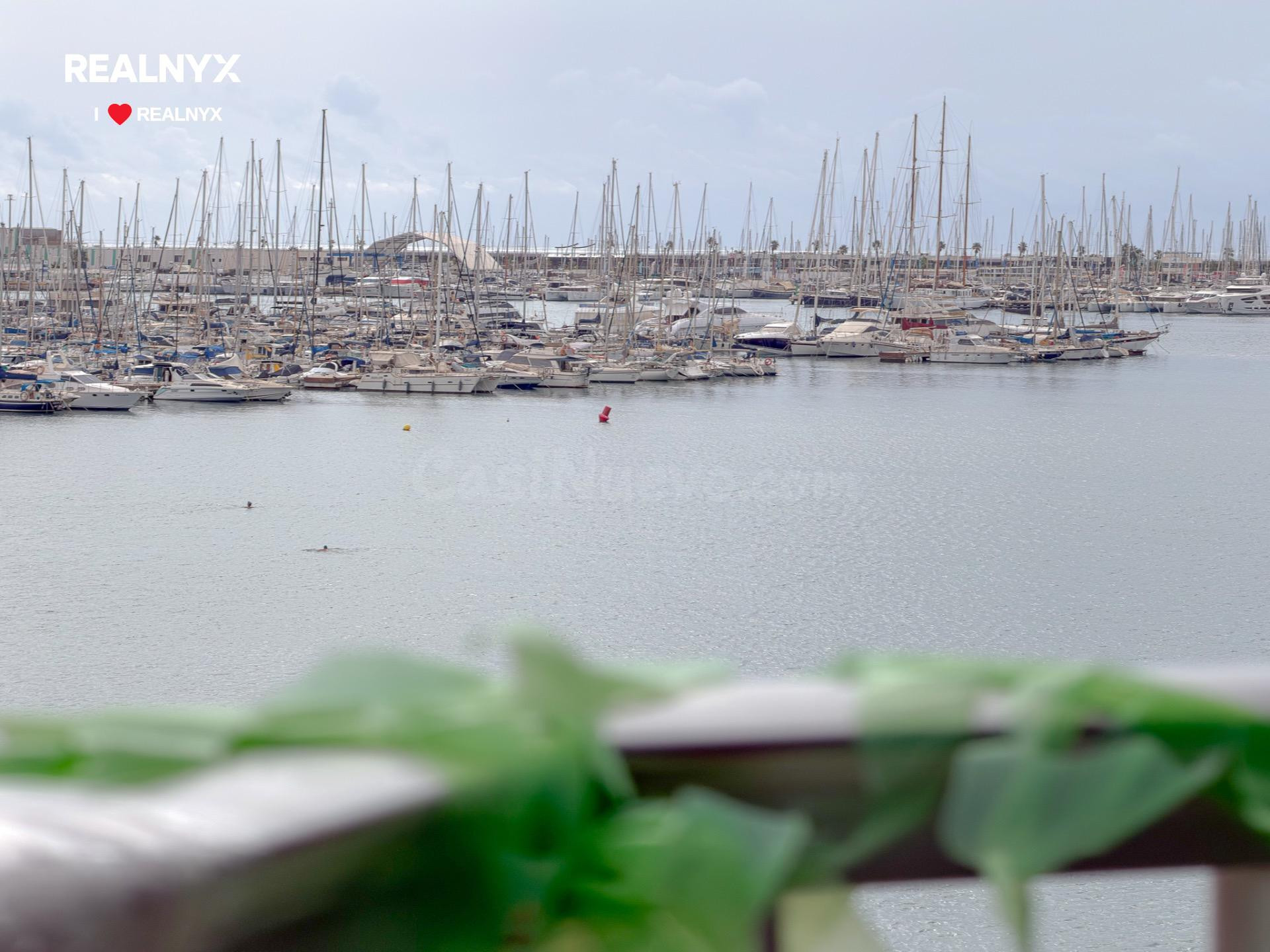 Primerísima línea de playa! Fantástico apartamento con gigantesca terraza y preciosas vistas al mar + Garaje incluido en el precio