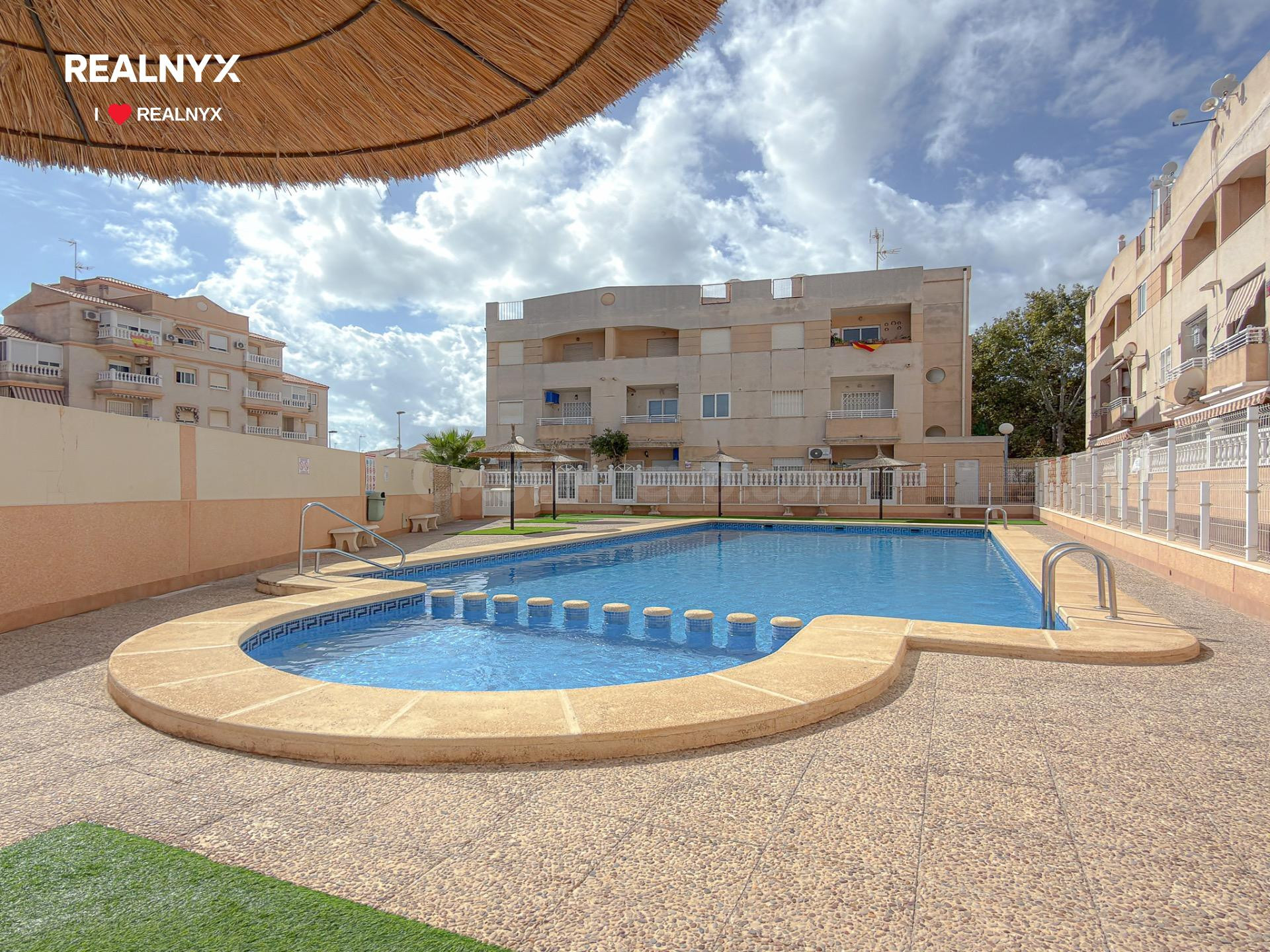 Encantador apartamento tipo bungalow con amplia terraza y licencia turística + Piscina comunitaria + Amplio patio