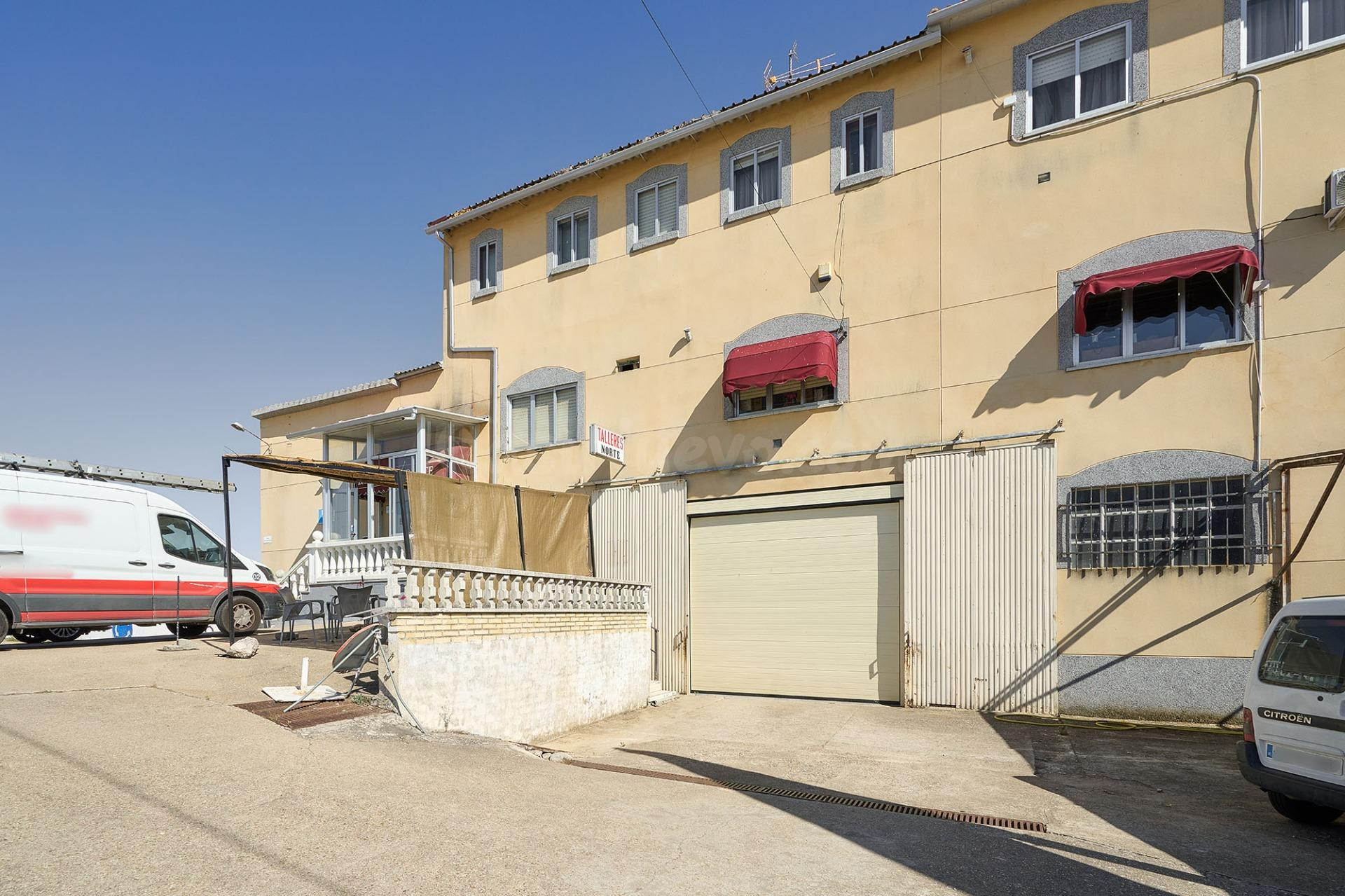 Edificio de 661 m2 con restaurante, pensión y vivienda a 15 minutos de Salamanca.