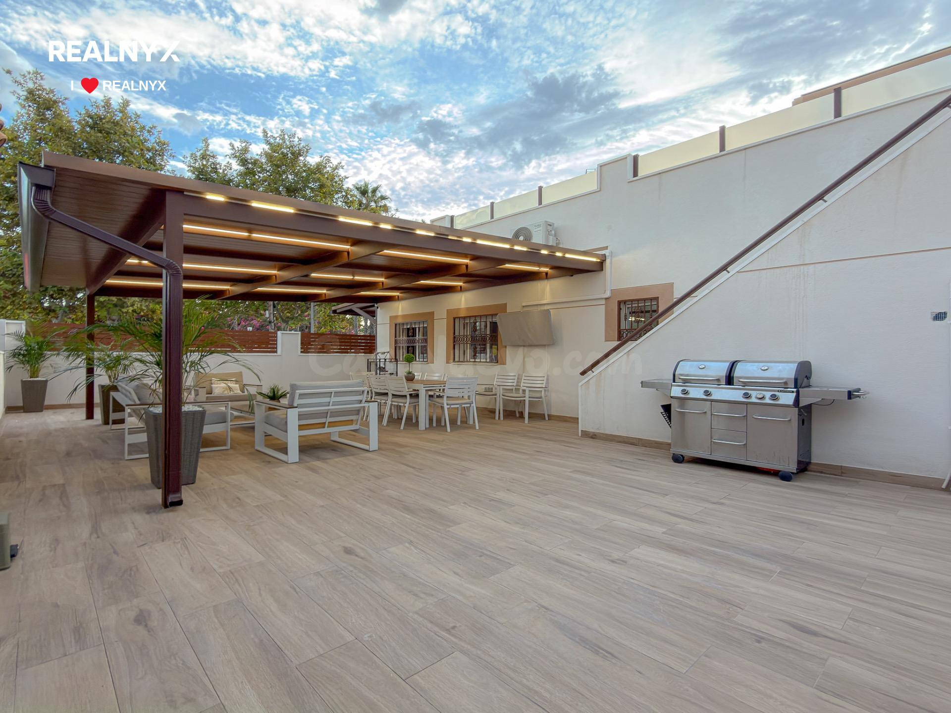 Impresionante chalet con increíble diseño y gigantesca parcela a 900 metros de la playa