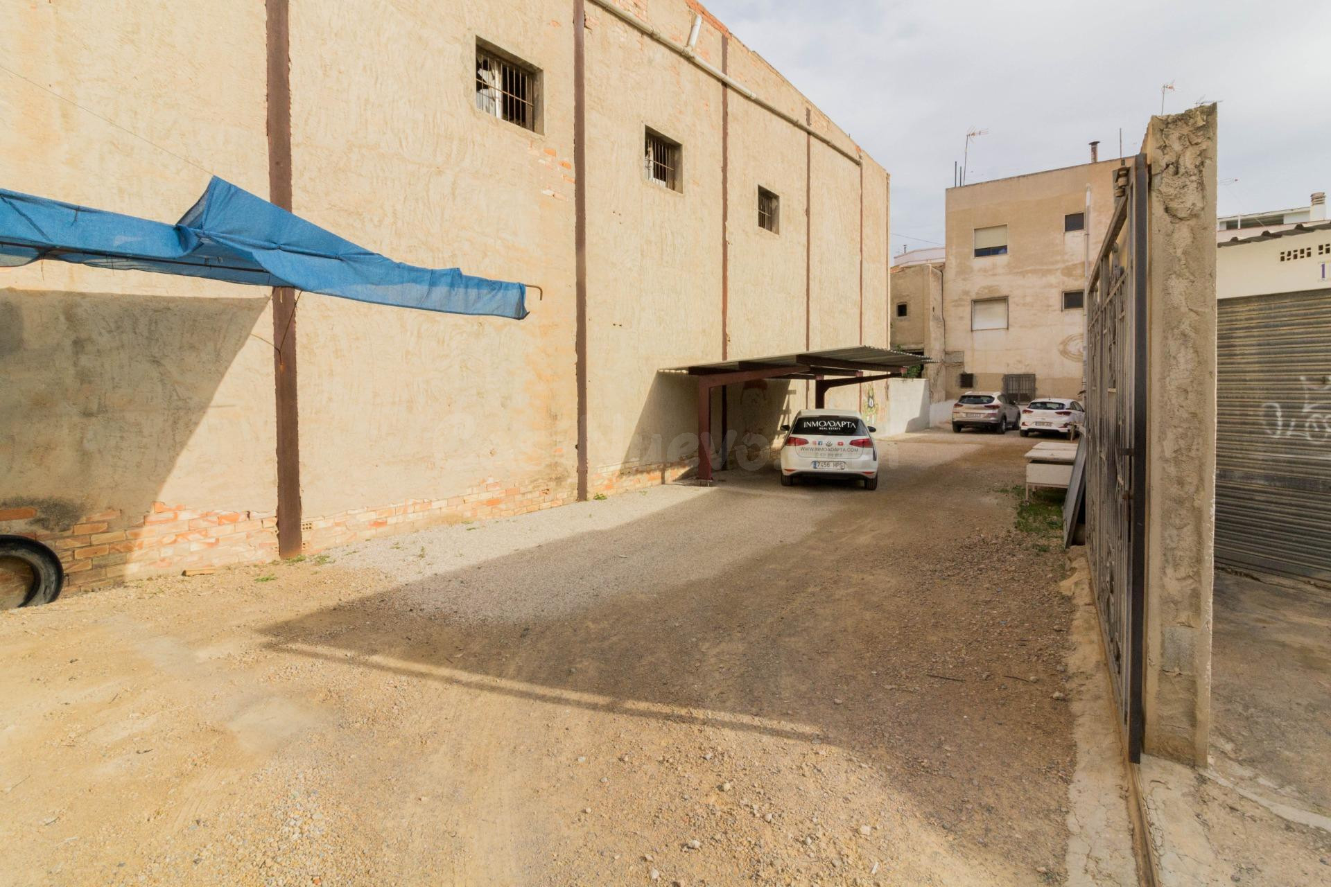 CASA EN PLANTA BAJA CON UNA PARCELA DE 400M2 EN REDOVÁN.