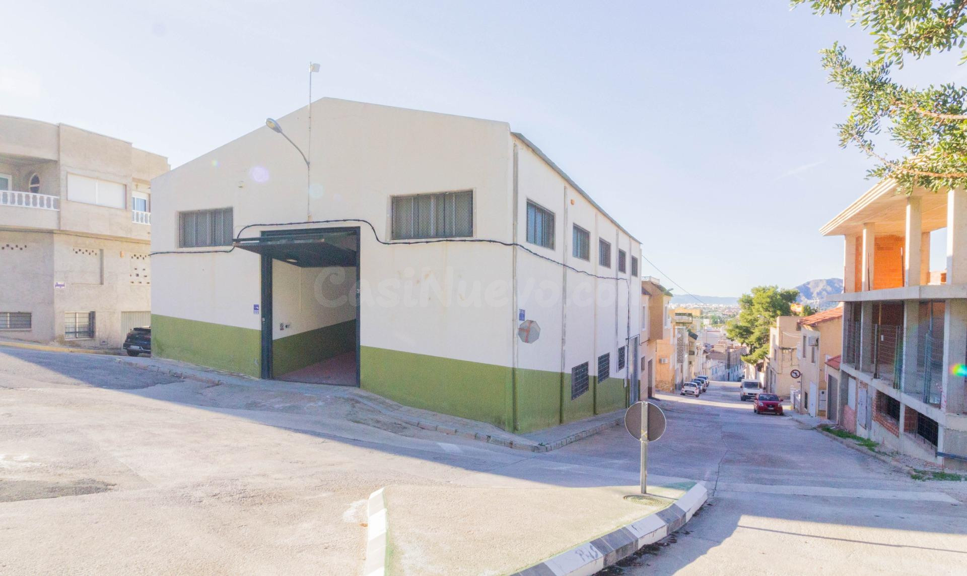 Amplia Nave Industrial en Redovan: Oportunidad Única