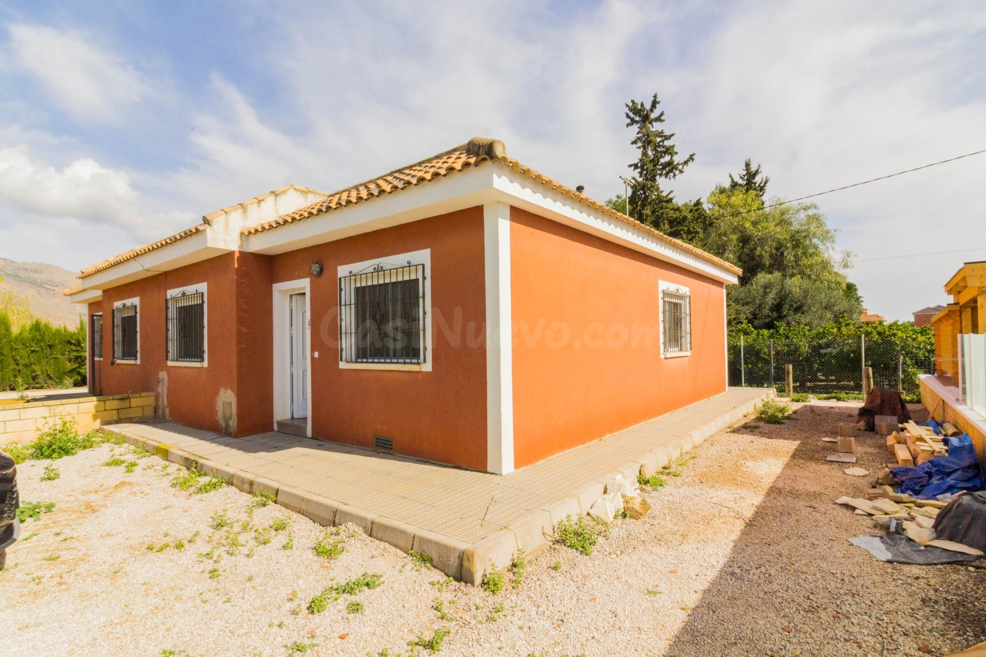 CASA EN PLANTA BAJA CON TERREZA DE 90M2 Y PARCELA DE 300M2 EN DESAMPARADOS (ORIHUELA).