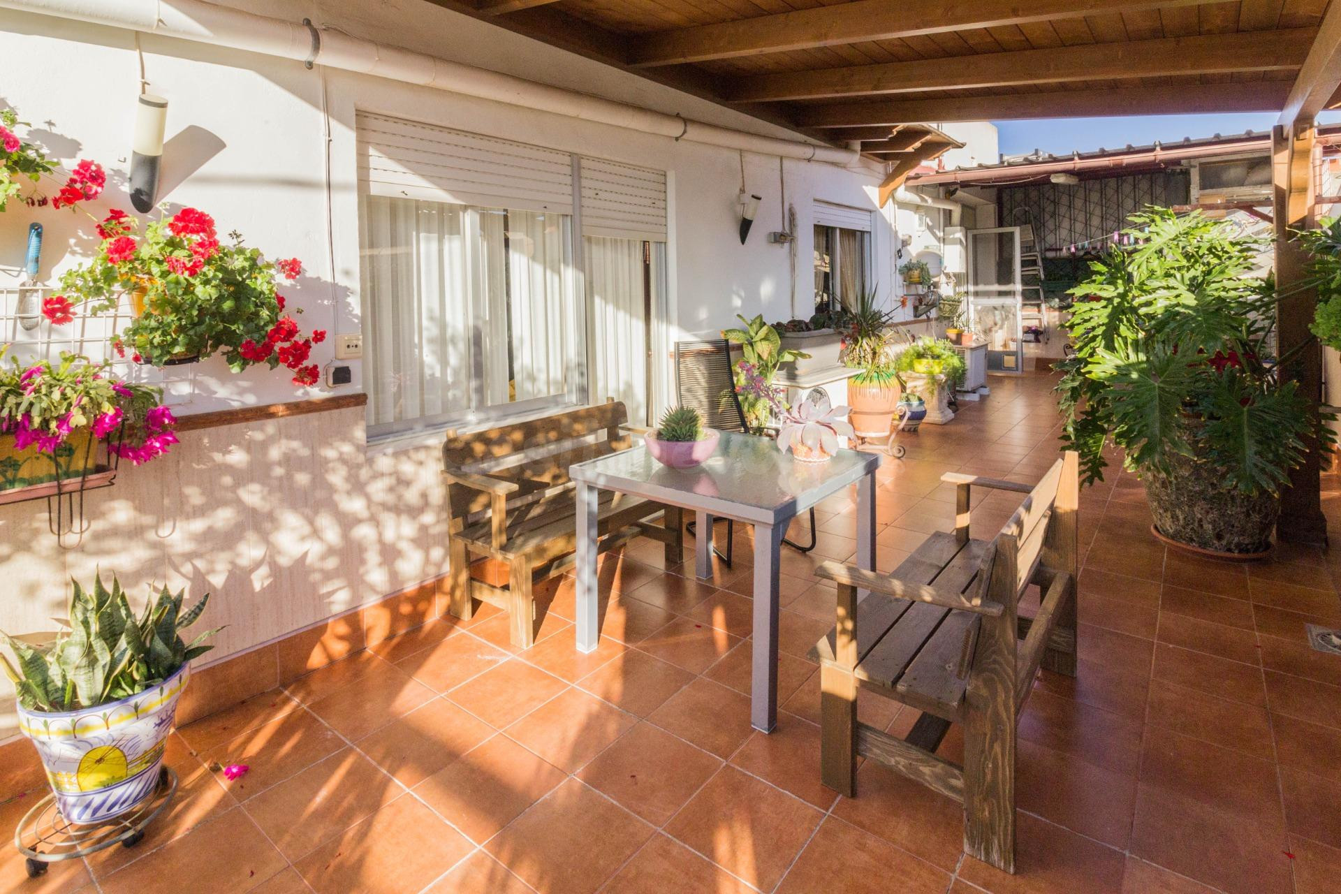 AMPLIA VIVIENDA CON NEGOCIO Y NAVE INCLUIDA EN COX.